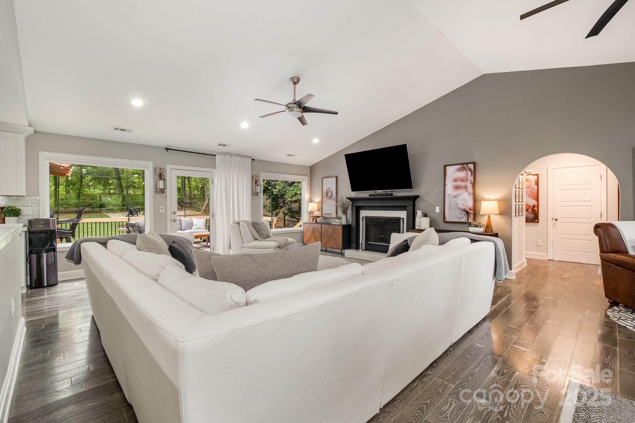 4517 Lake Shore Road Property Photo 10