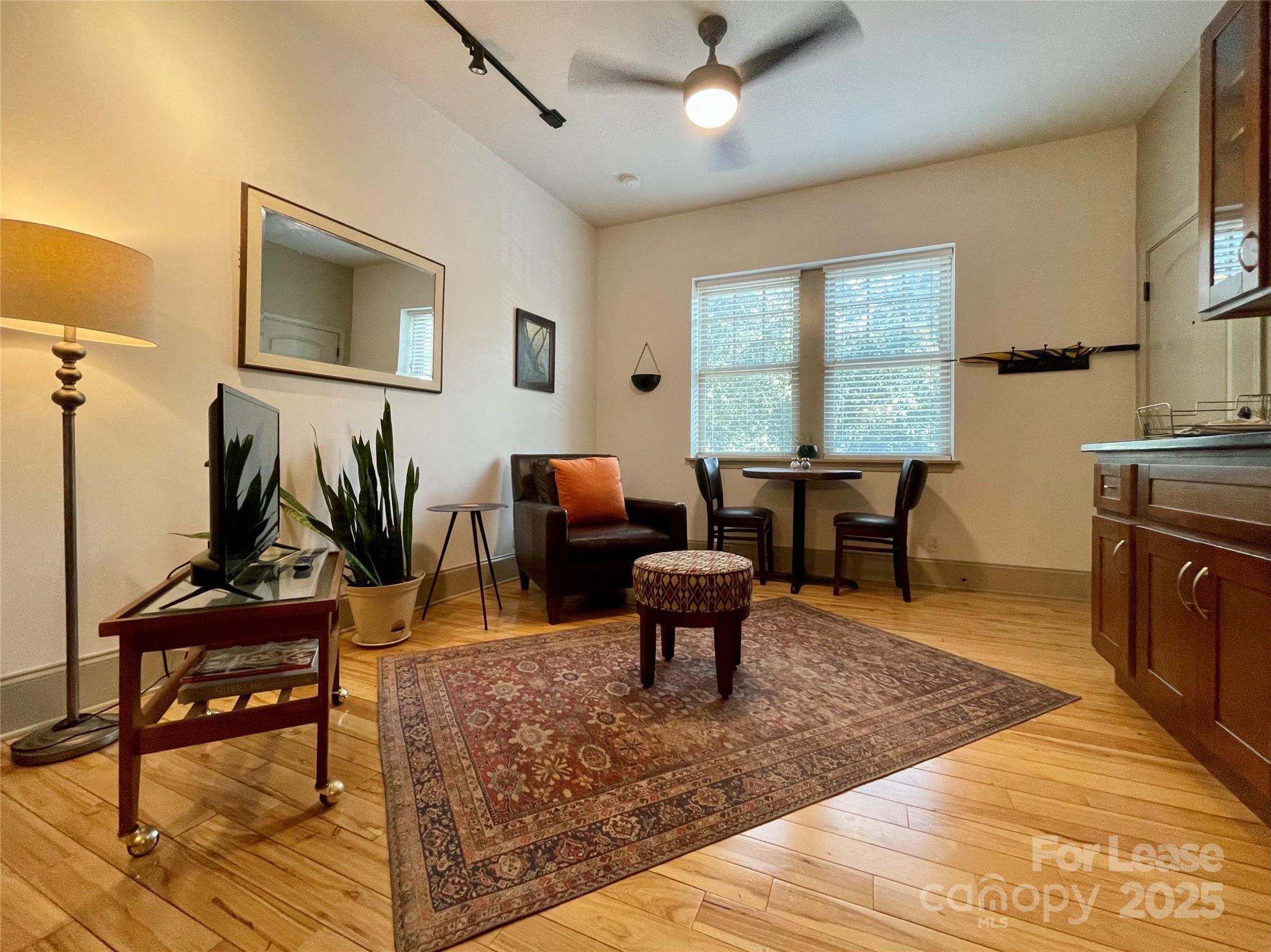 5 W Walnut Street 202 Property Photo 1