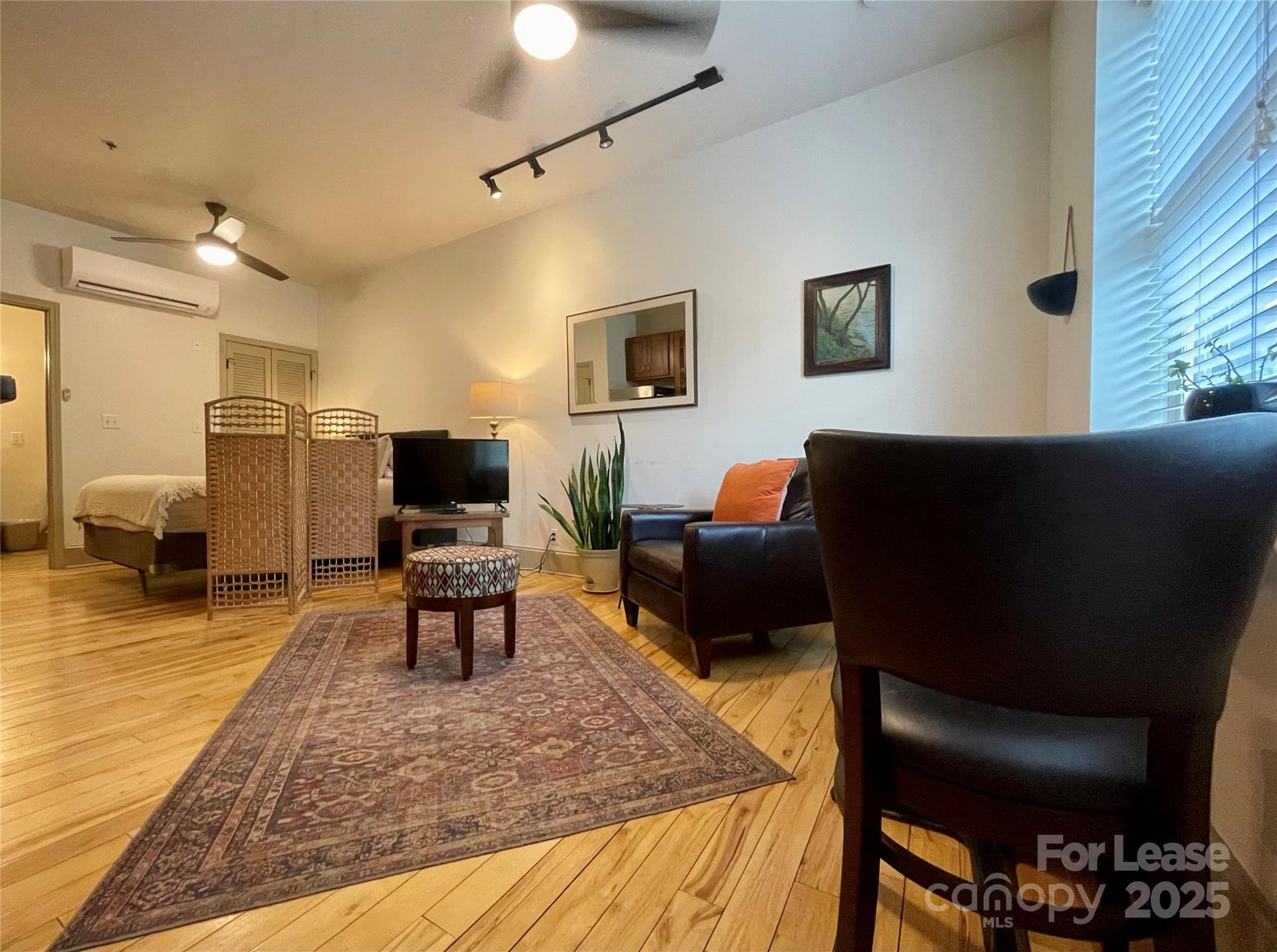 5 W Walnut Street 202 Property Photo 4