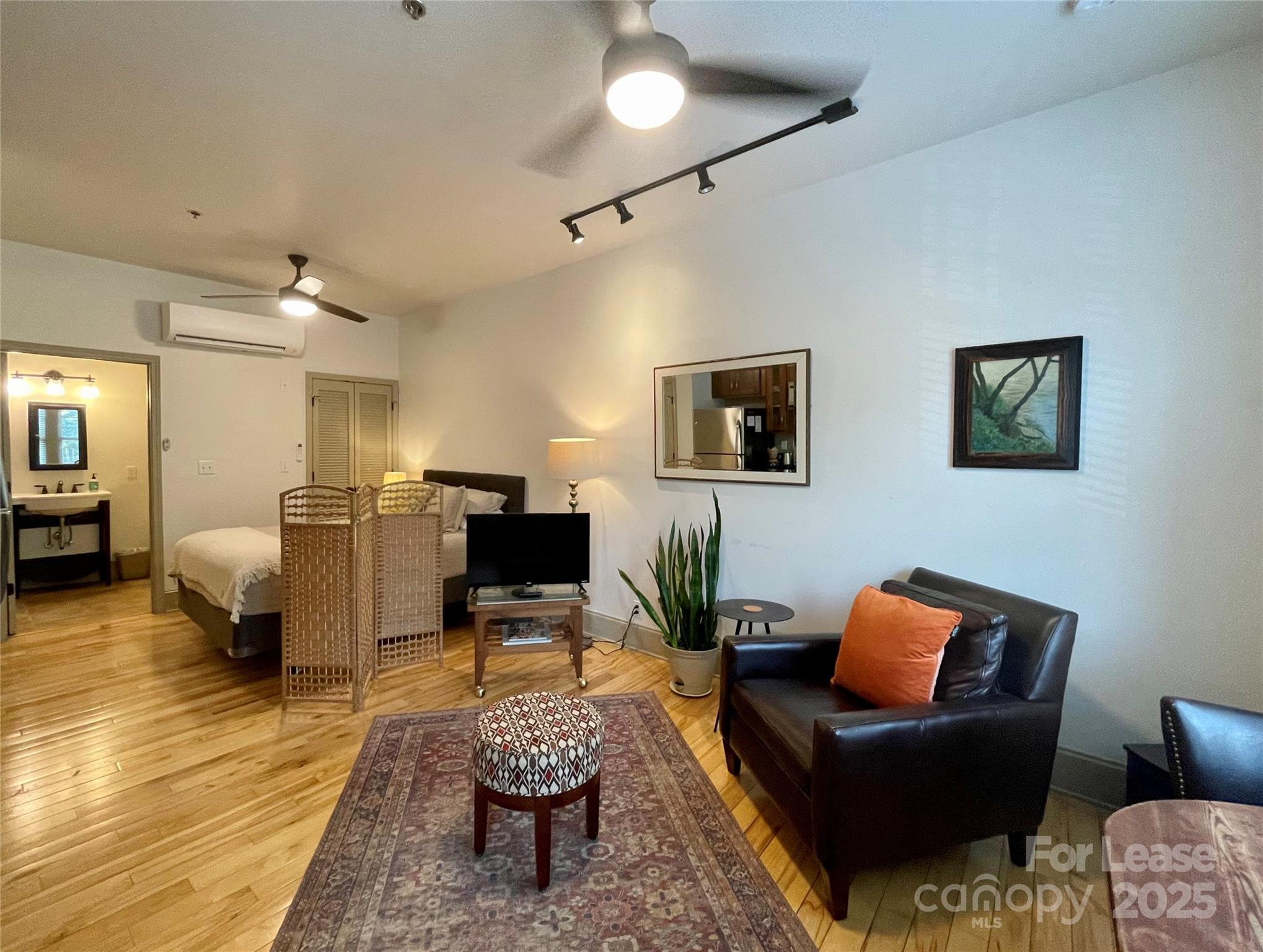 5 W Walnut Street 202 Property Photo 6