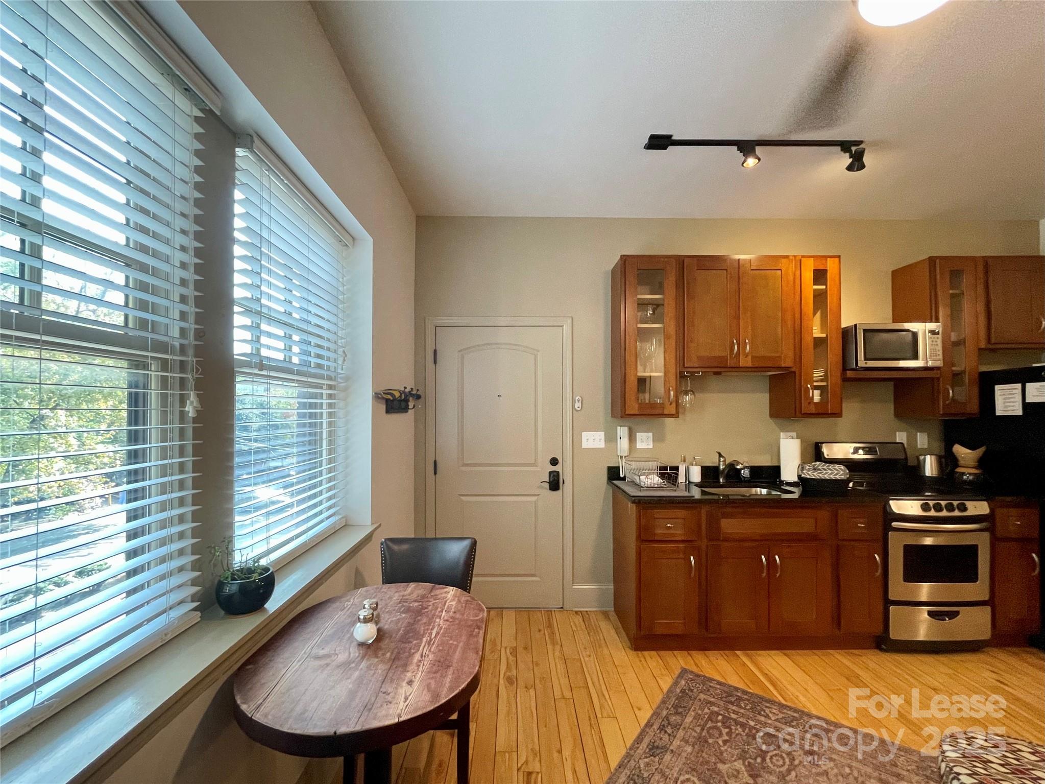 5 W Walnut Street 202 Property Photo 7