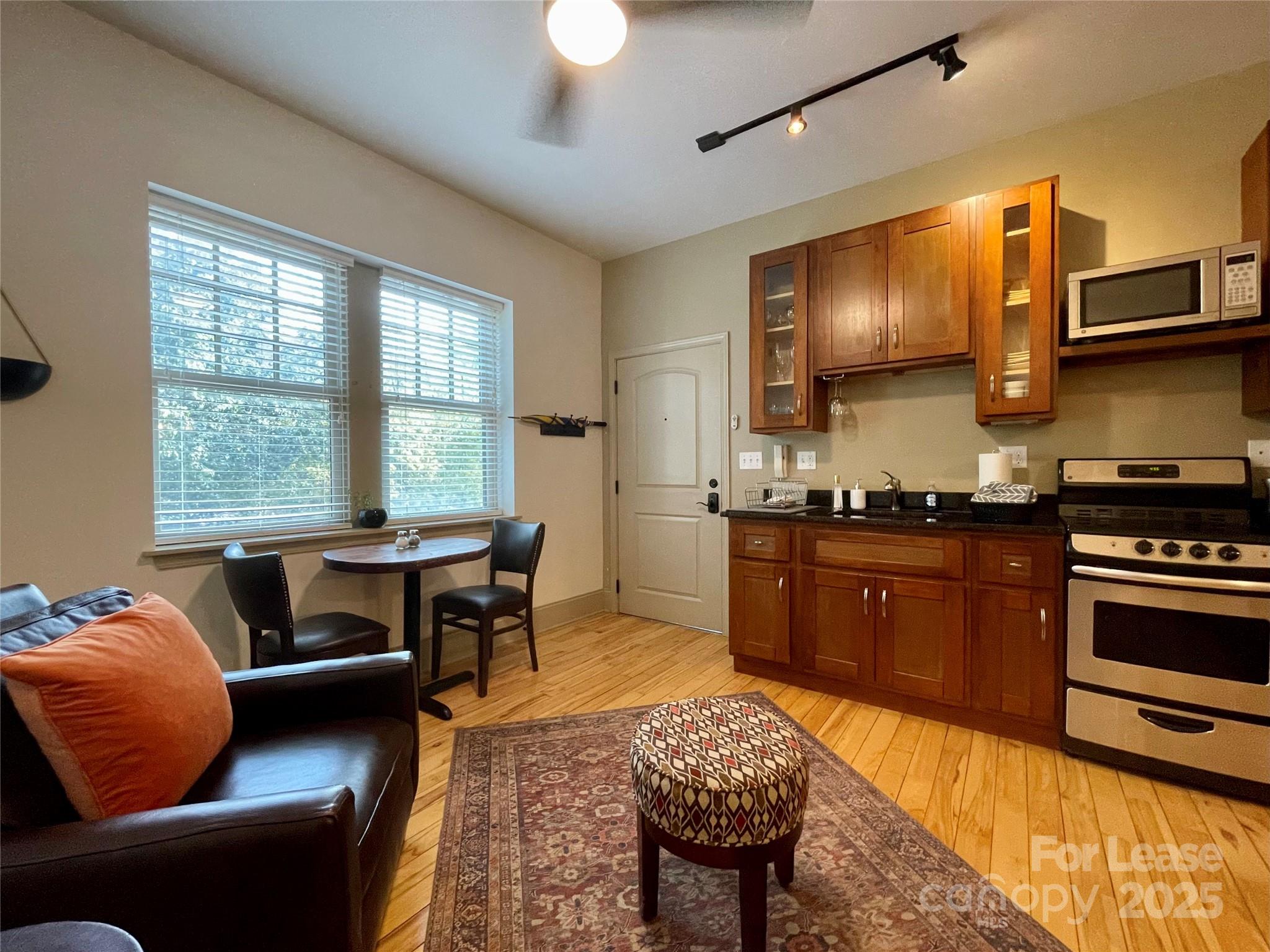 5 W Walnut Street 202 Property Photo 8