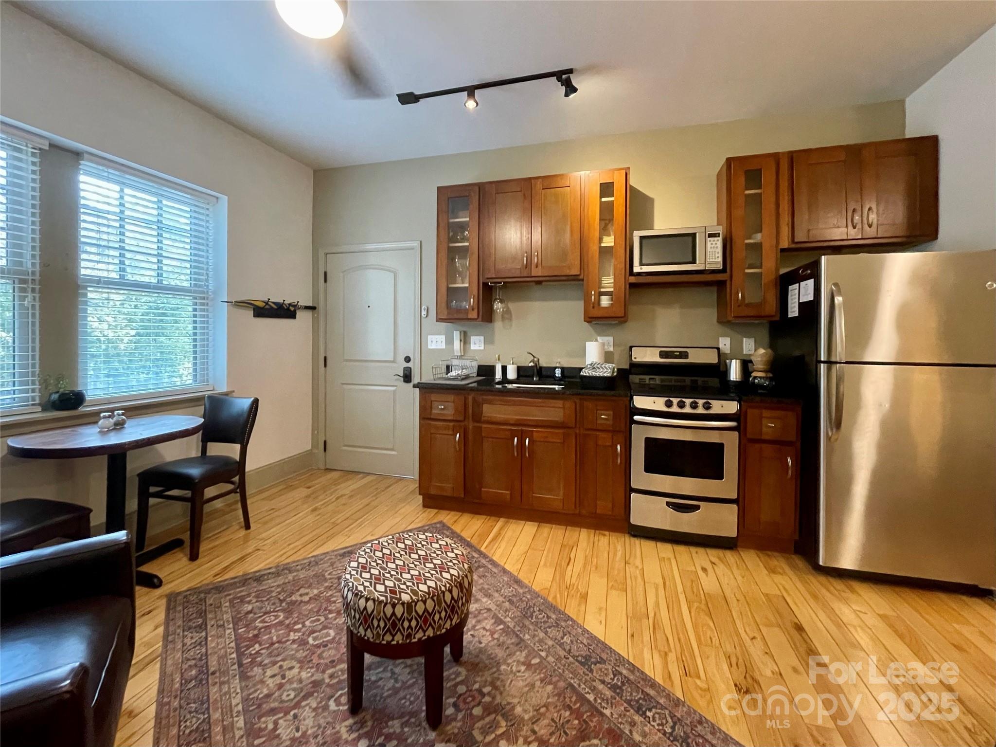 5 W Walnut Street 202 Property Photo 9