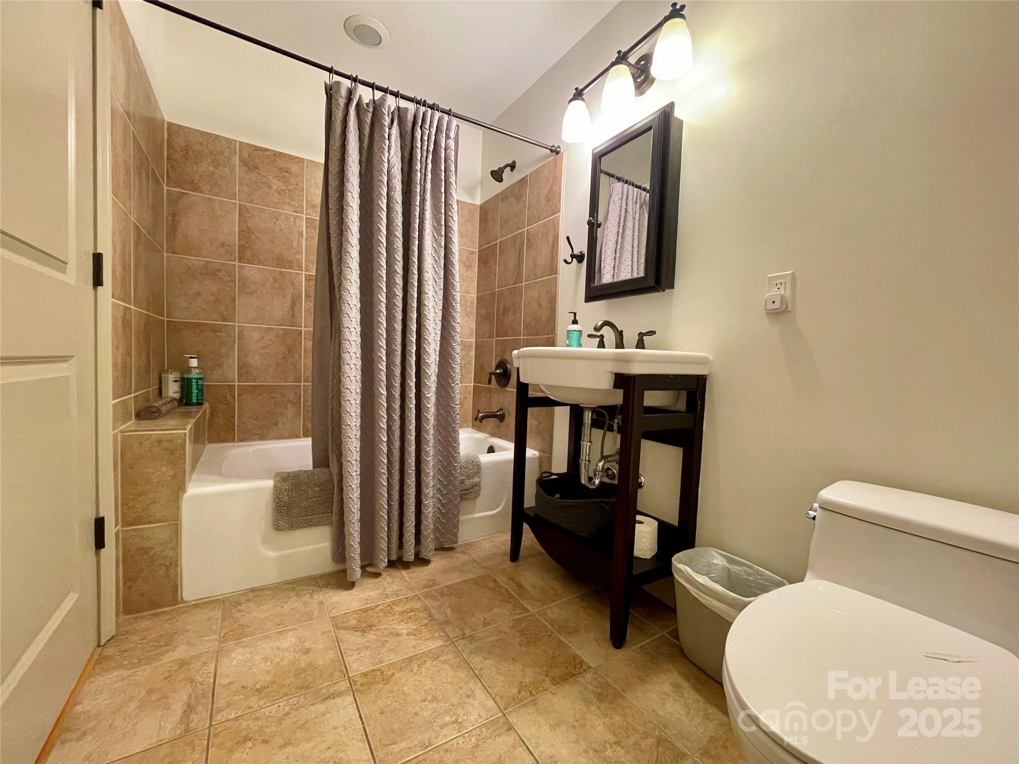 5 W Walnut Street 202 Property Photo 13