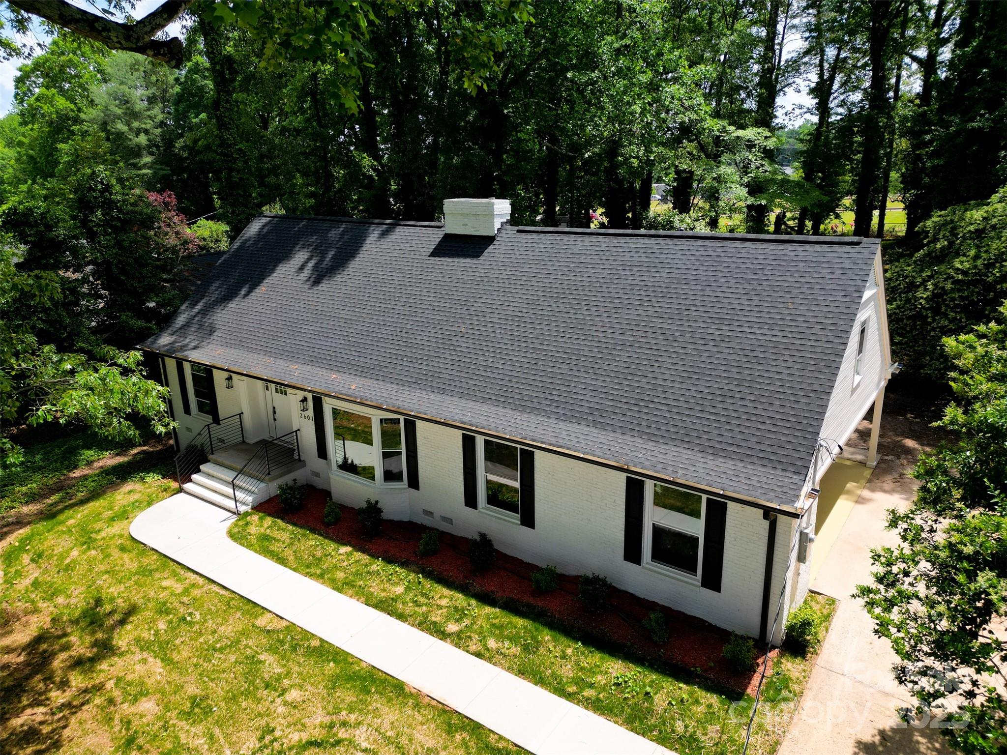 2601 Pinewood Road Property Photo