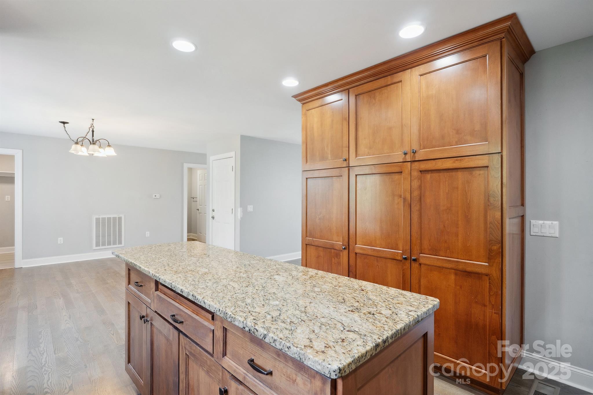 1592 Farmington Hills Drive Property Photo 8