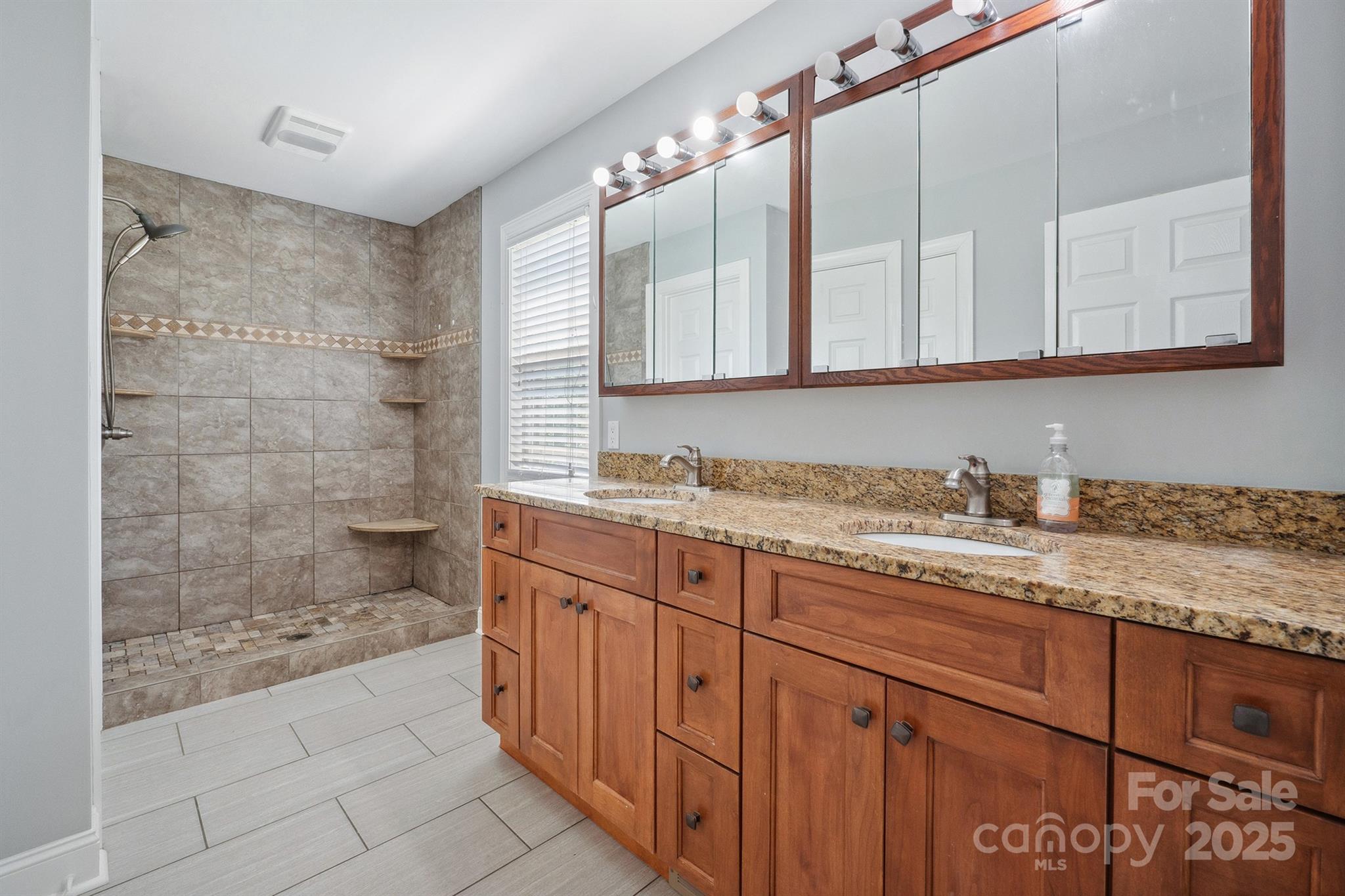 1592 Farmington Hills Drive Property Photo 17