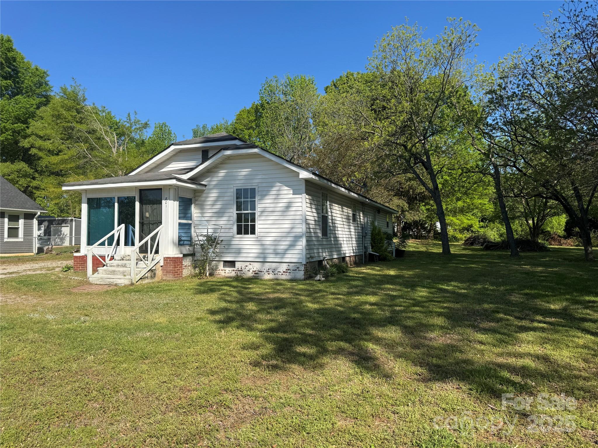 801 N Chapel Street Property Photo