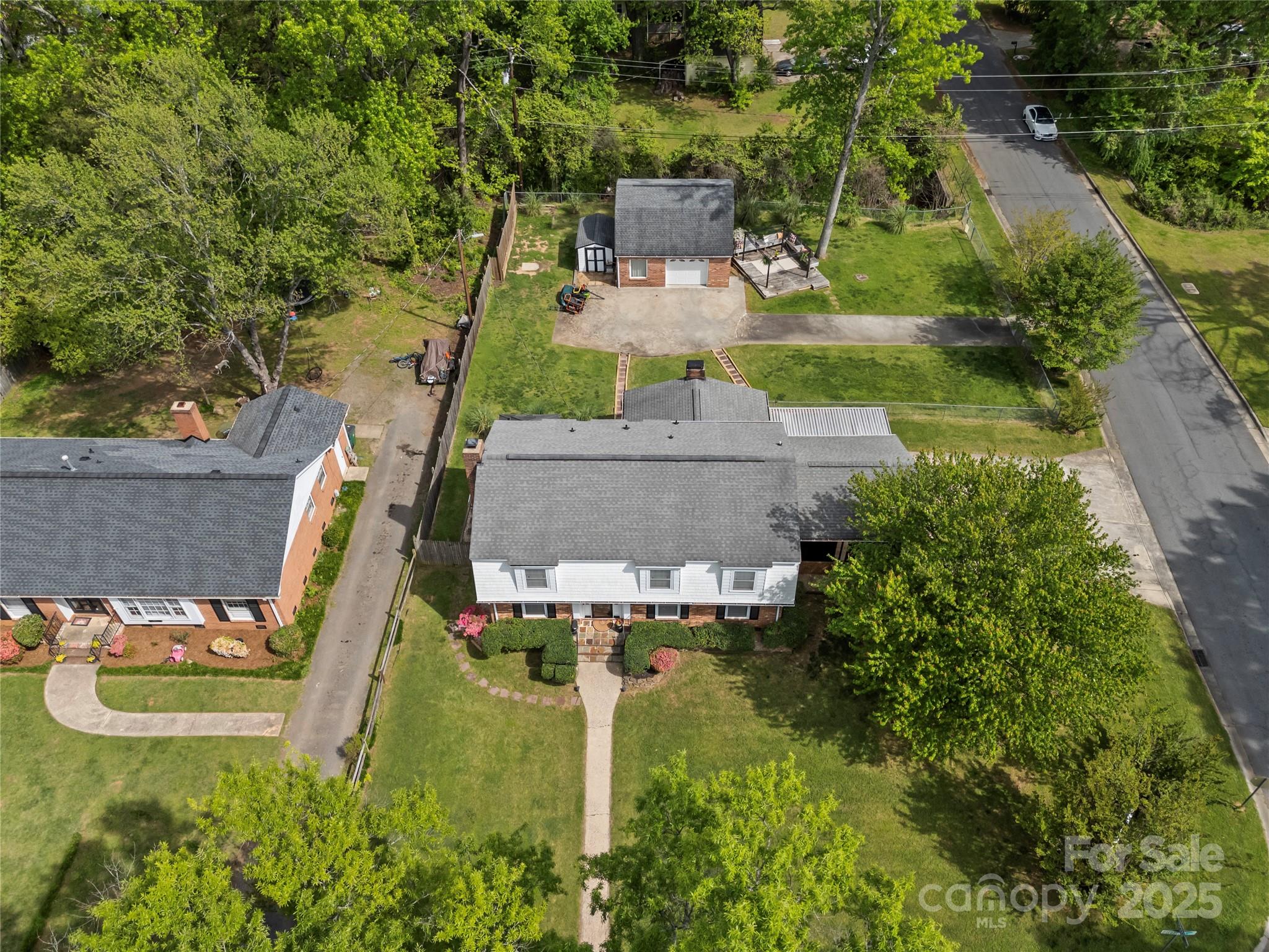6035 Idlebrook Drive Property Photo 2