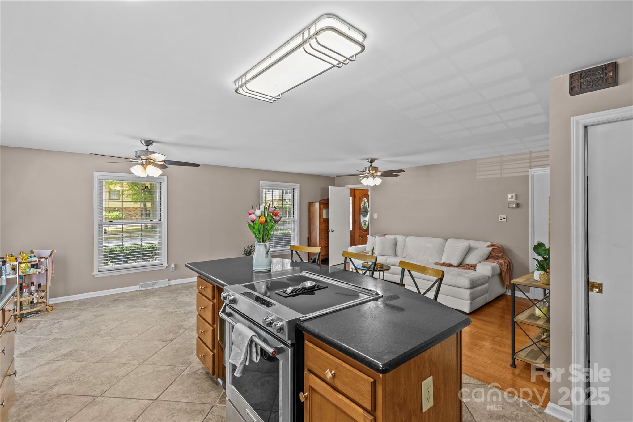 6035 Idlebrook Drive Property Photo 9