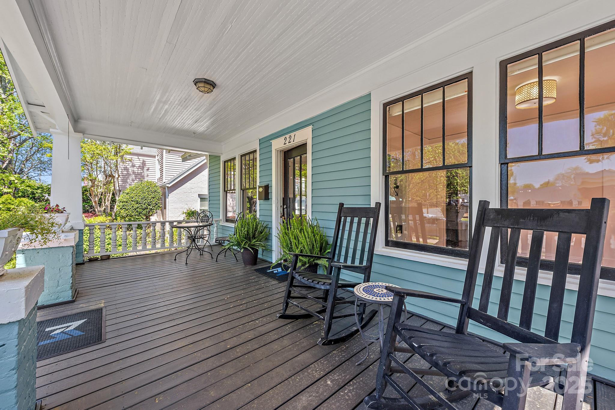 221 E Kingston Avenue Property Photo 3