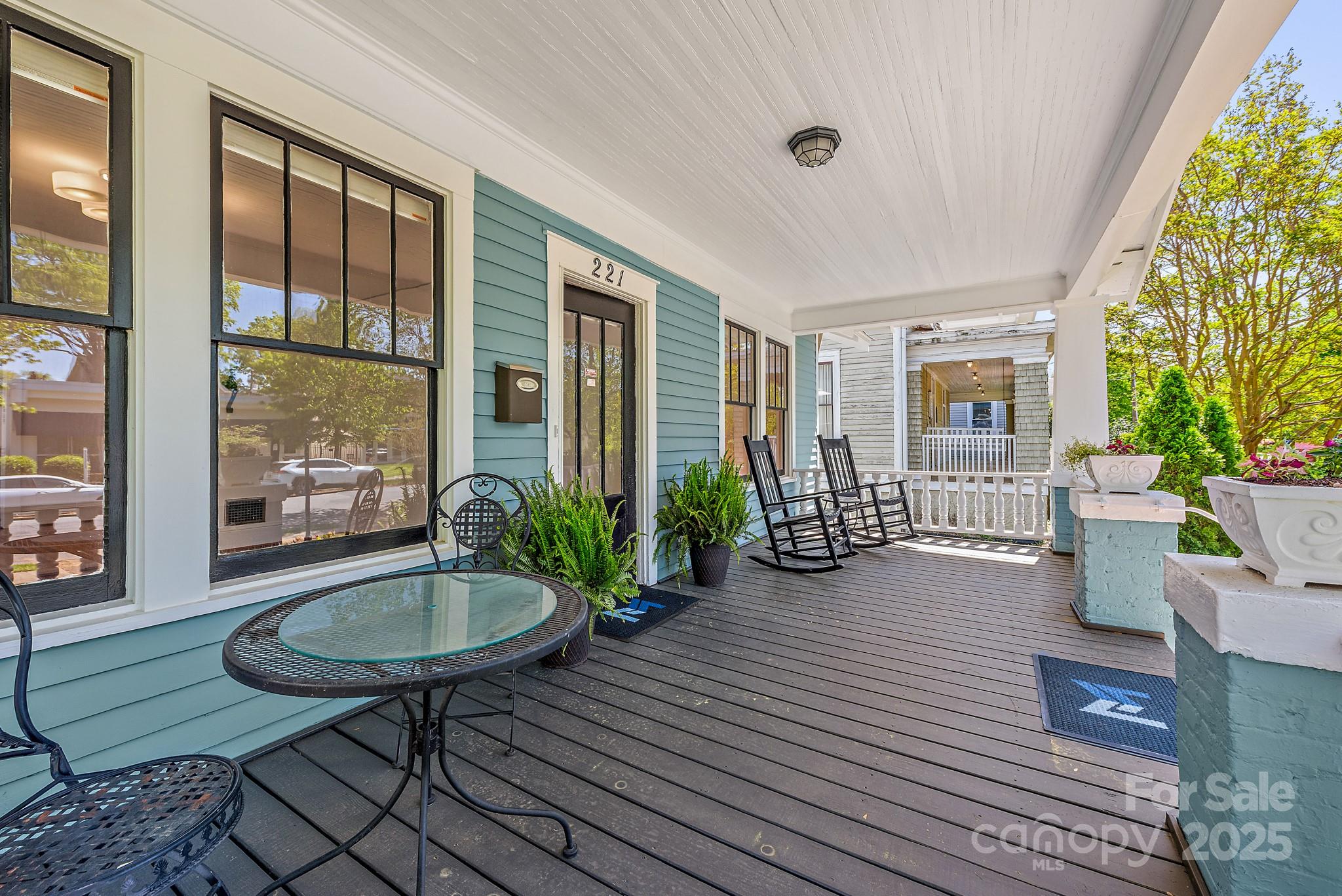 221 E Kingston Avenue Property Photo 4