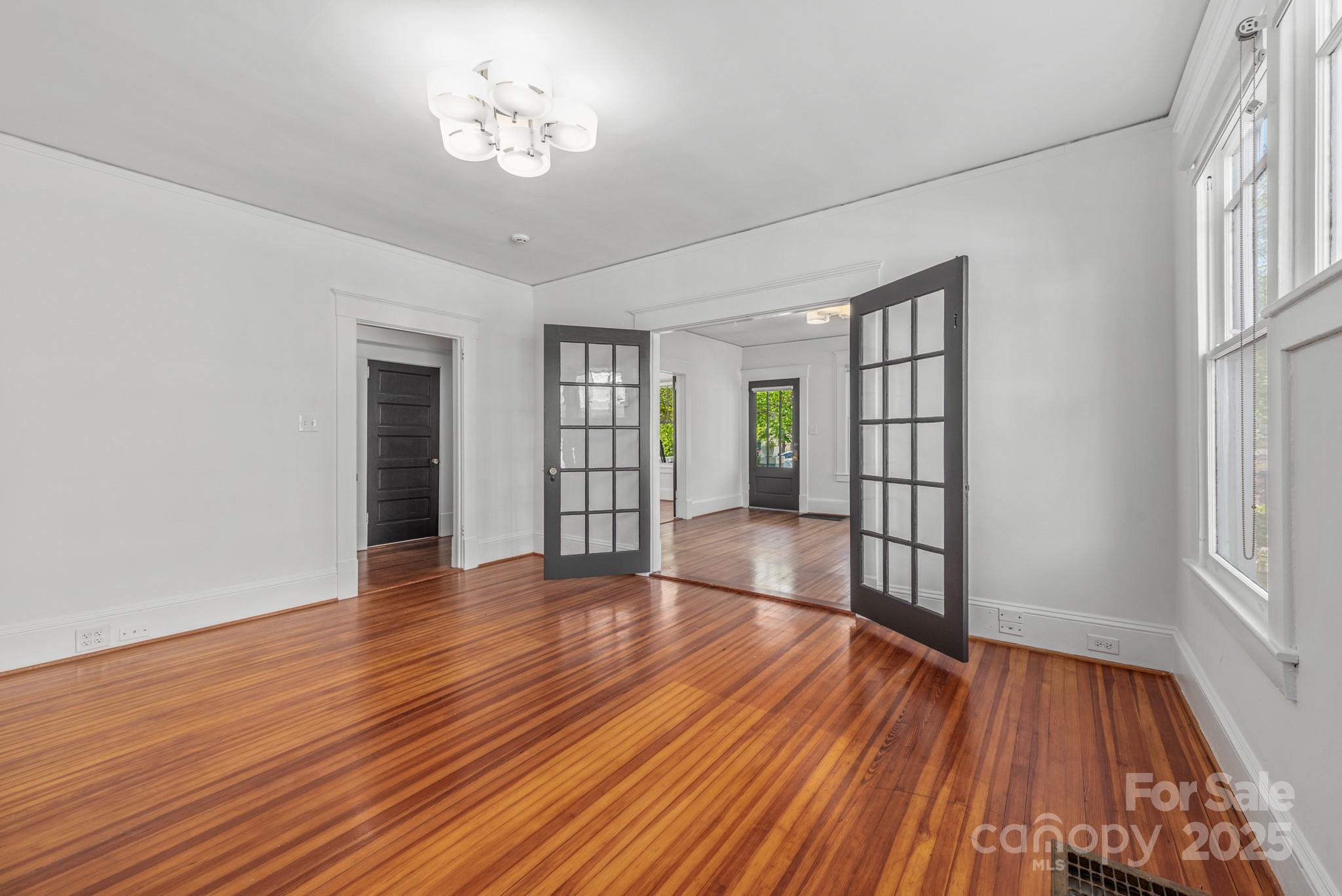221 E Kingston Avenue Property Photo 9