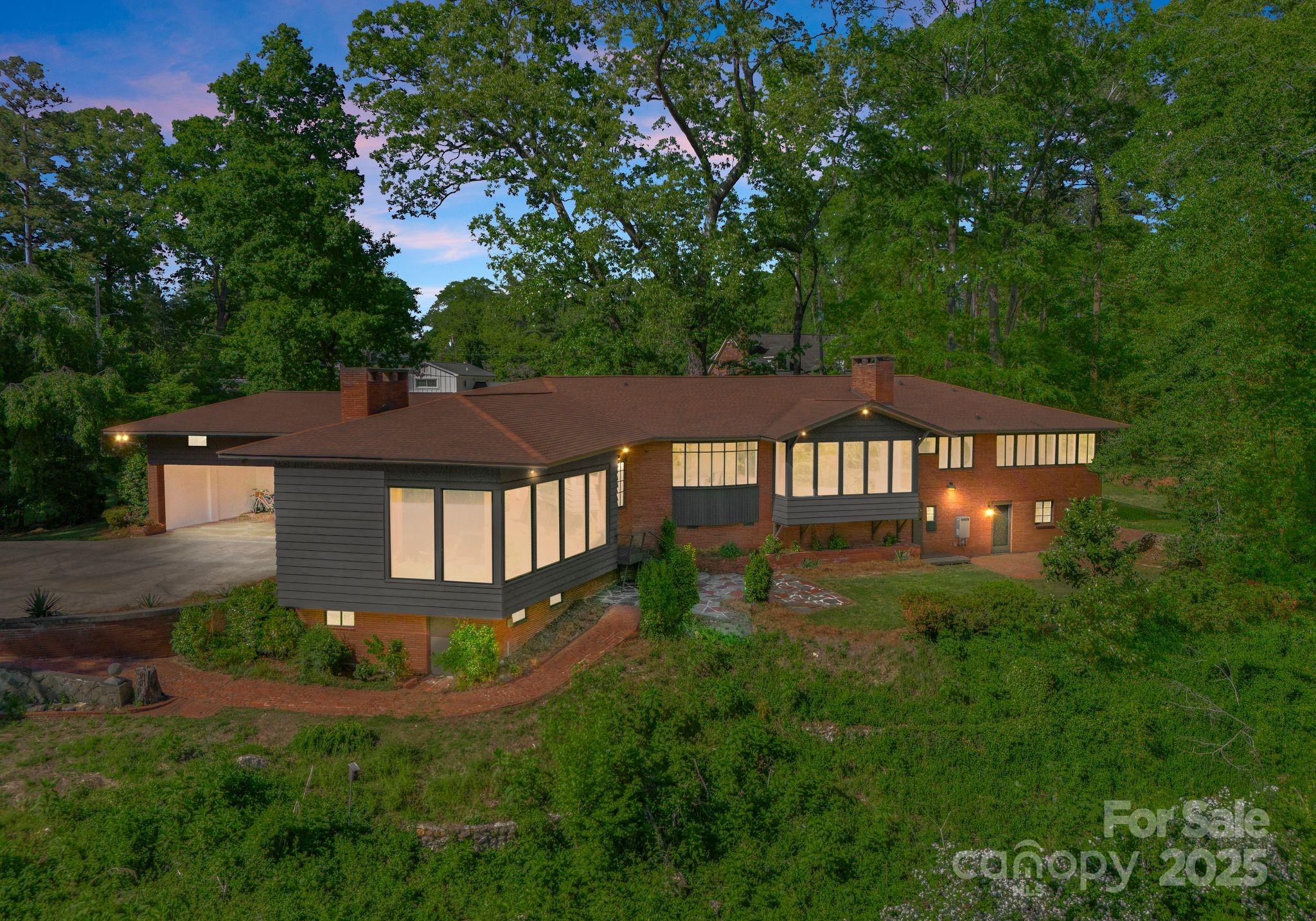 916 E Park Drive Property Photo