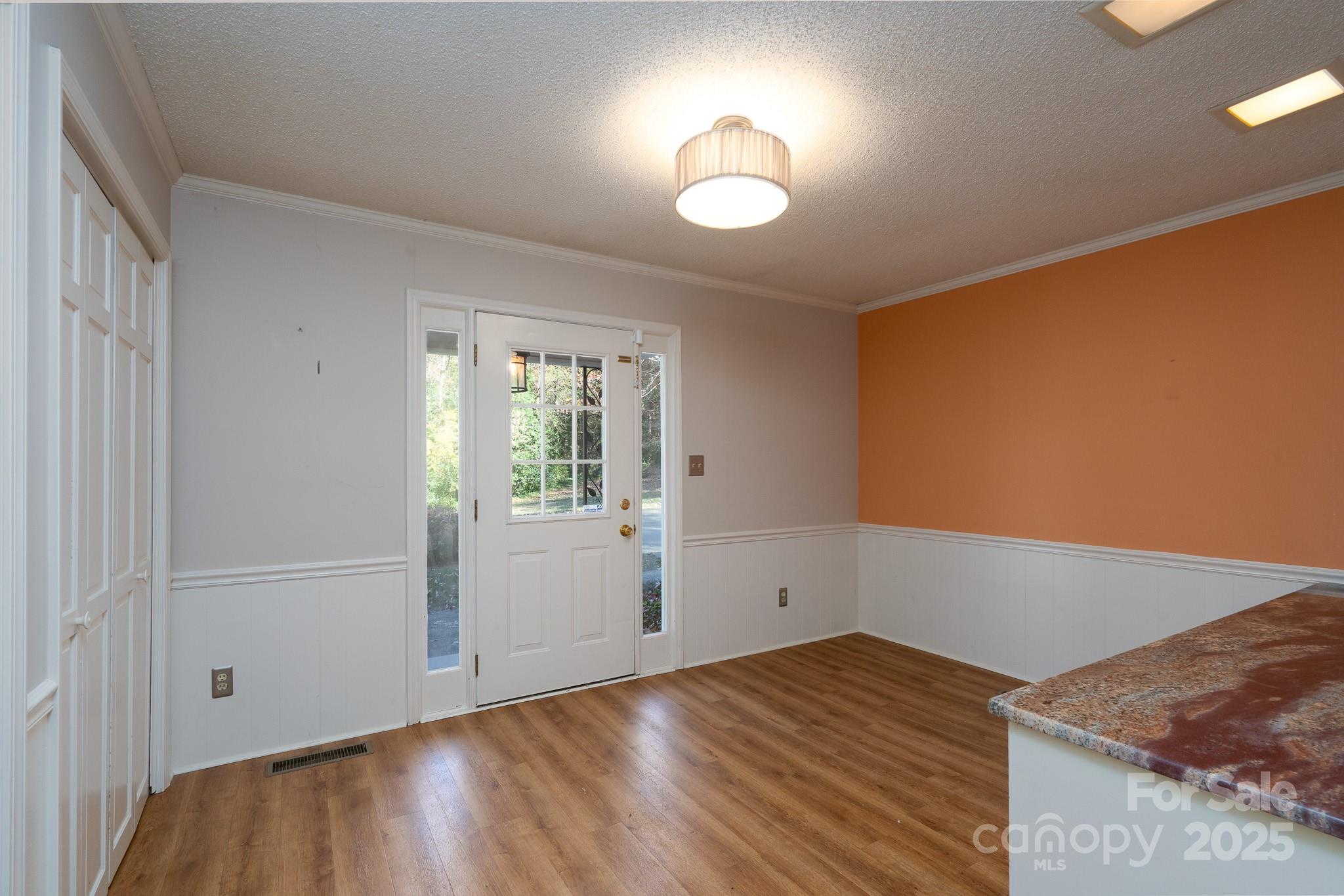 758 Williamsburg Drive Property Photo 4
