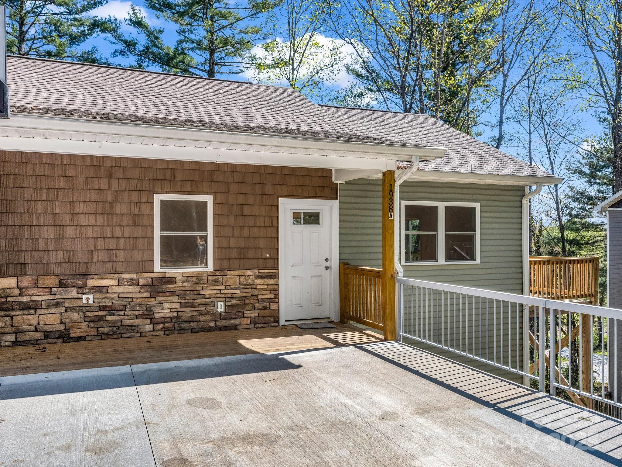 1938 Upper Ridgewood Boulevard Property Photo