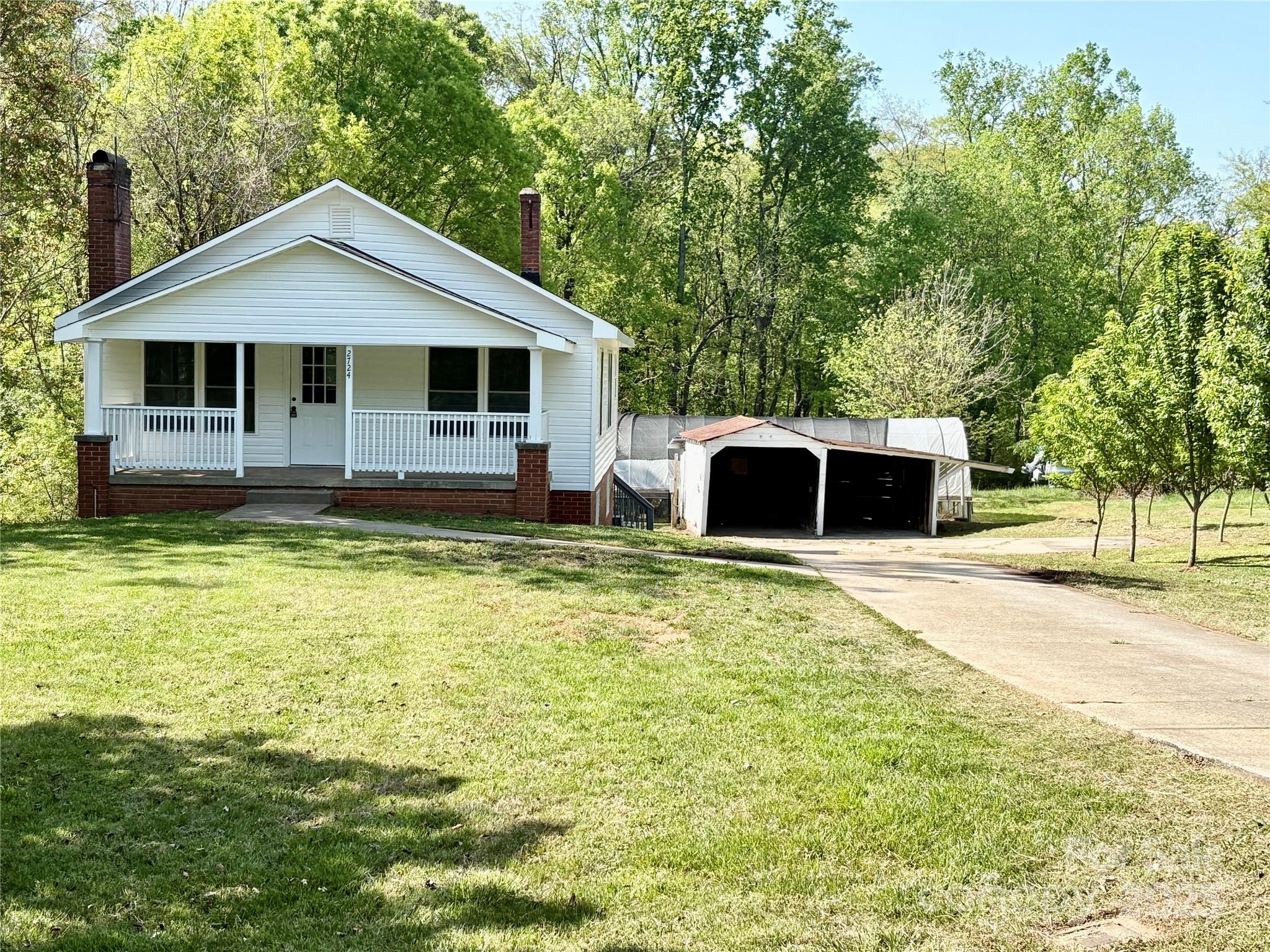 2724 Peachtree Road Property Photo