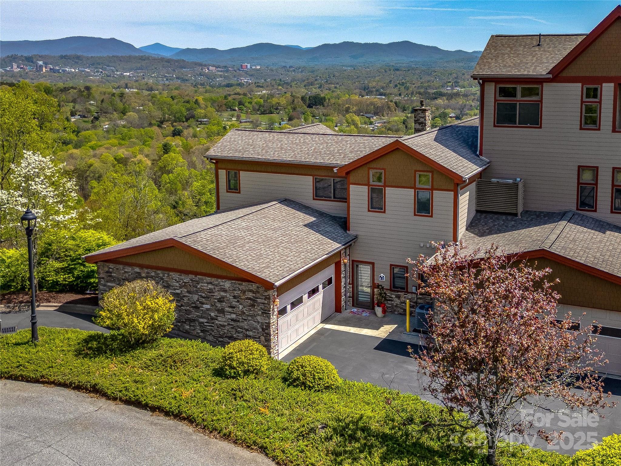 4 Chimney Crest Drive E Property Photo