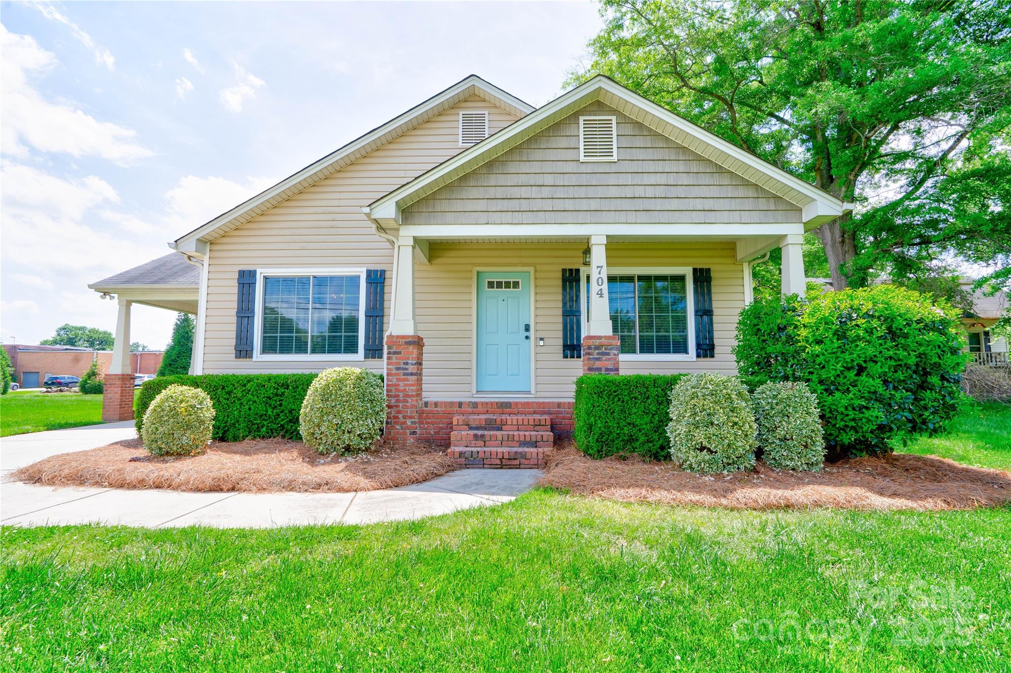 704 E Catawba Street Property Photo