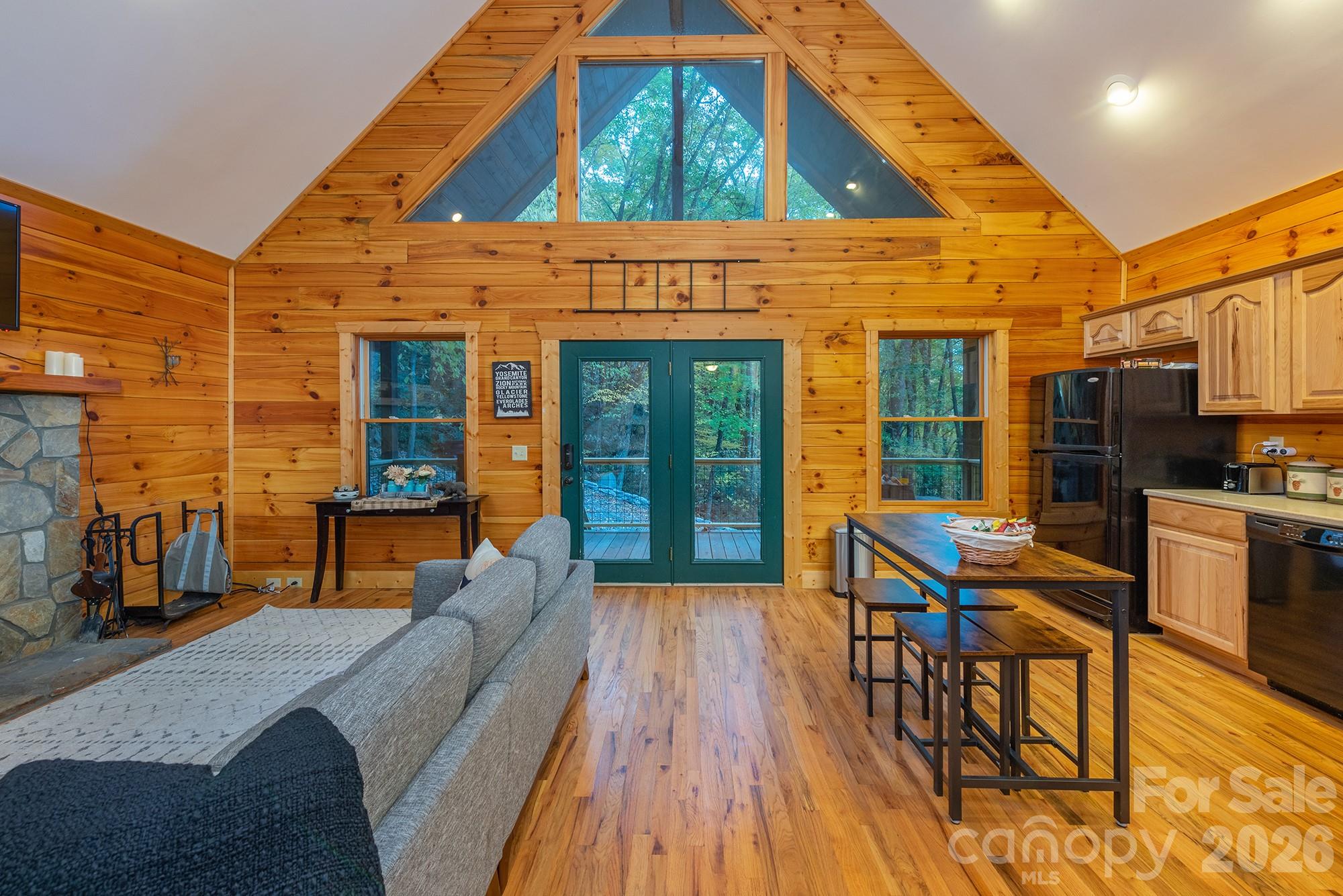 100 Candlemaker Trail Property Photo 3
