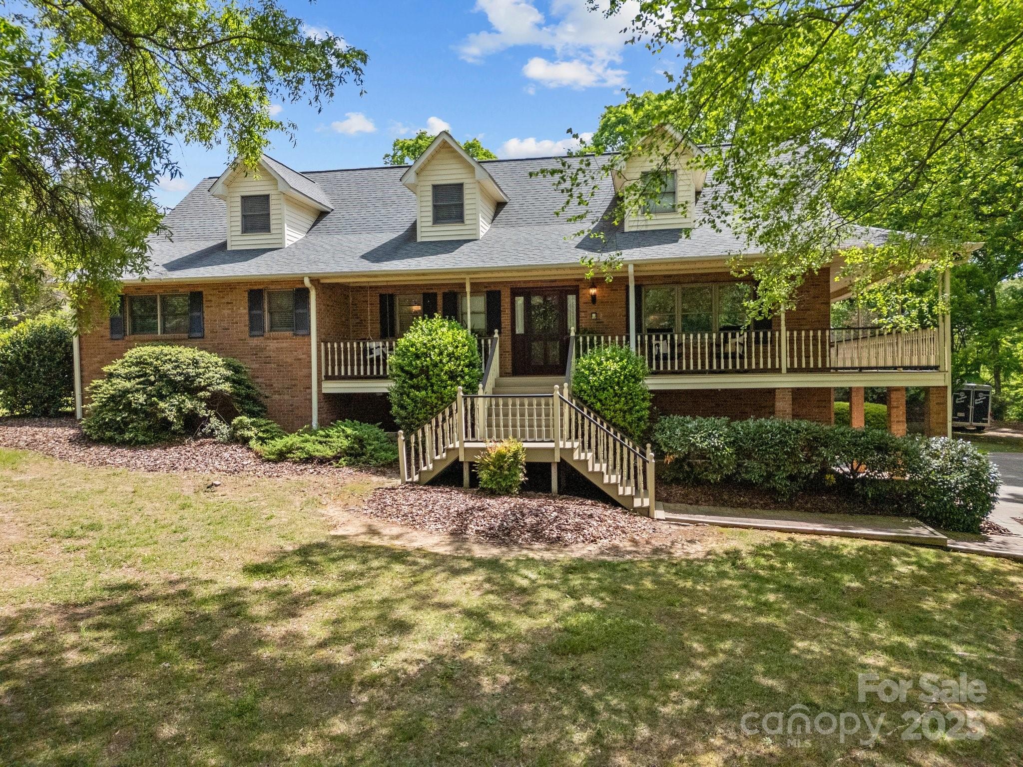 627 S Chapel Street Property Photo
