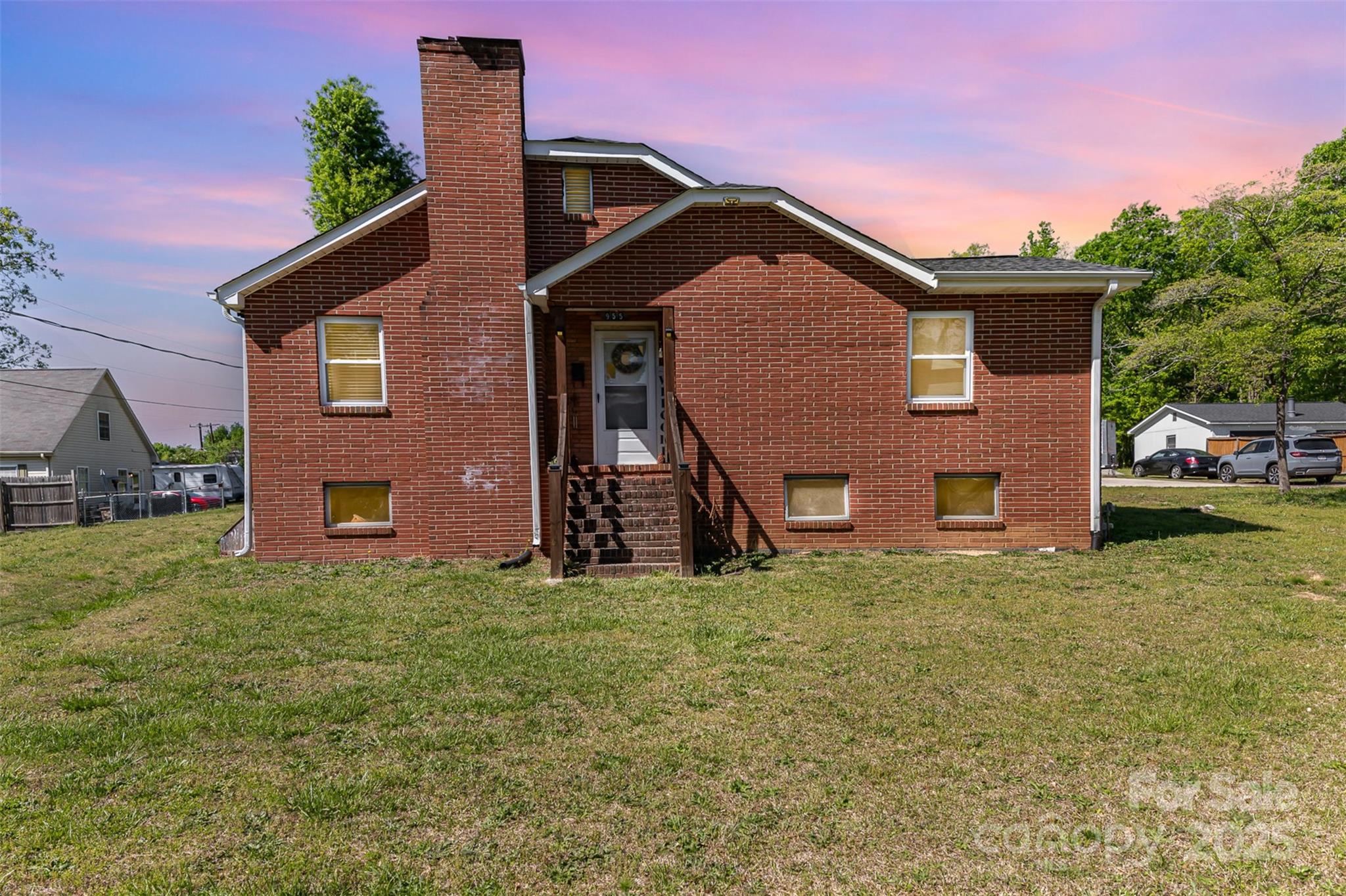 955 E 13th Street Property Photo