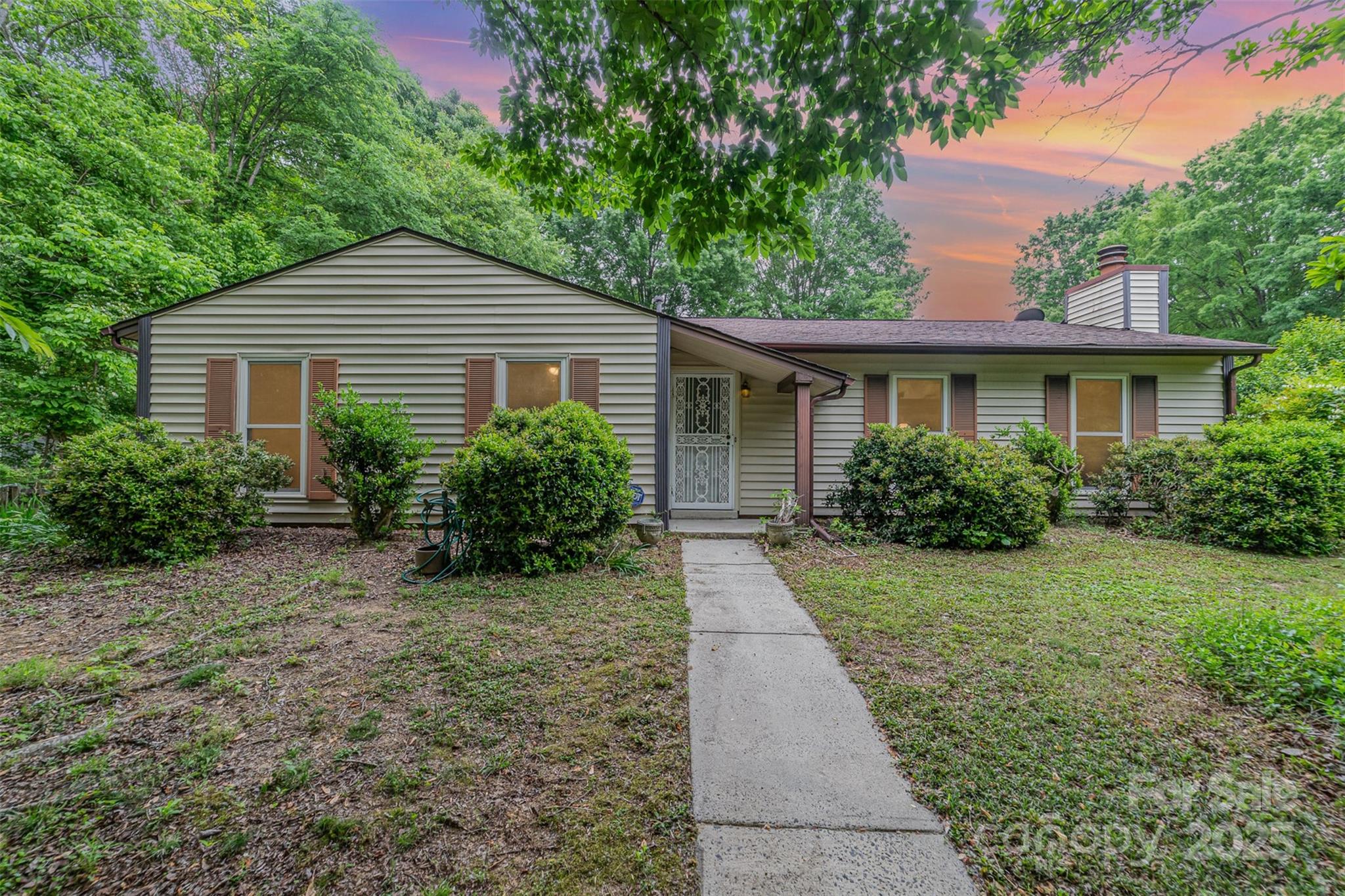6443 Round Hill Road Property Photo