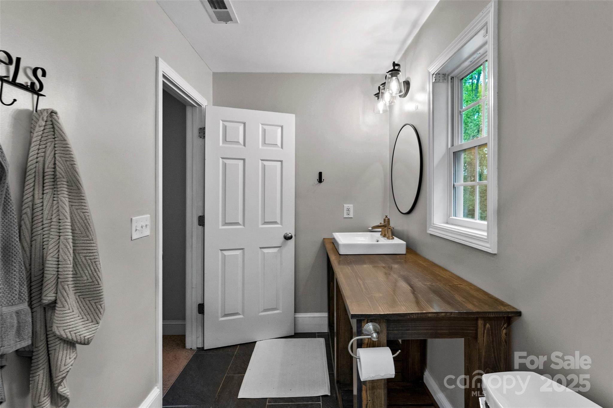 4927 Gateway Drive Property Photo 13