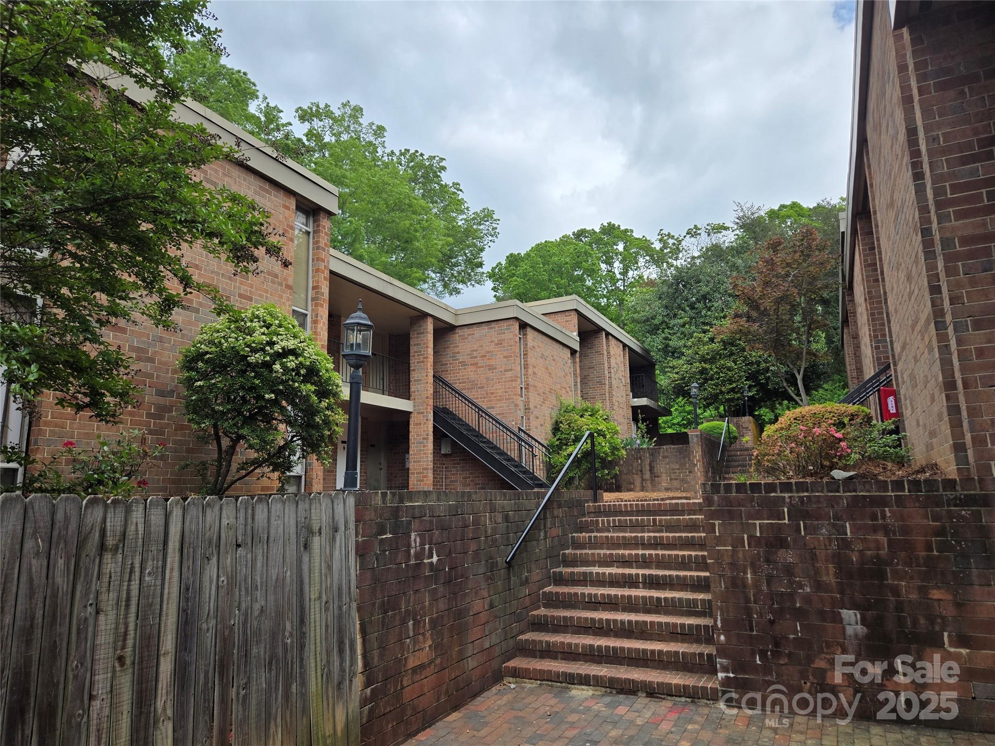 1733 S Hawthorne Road Property Photo