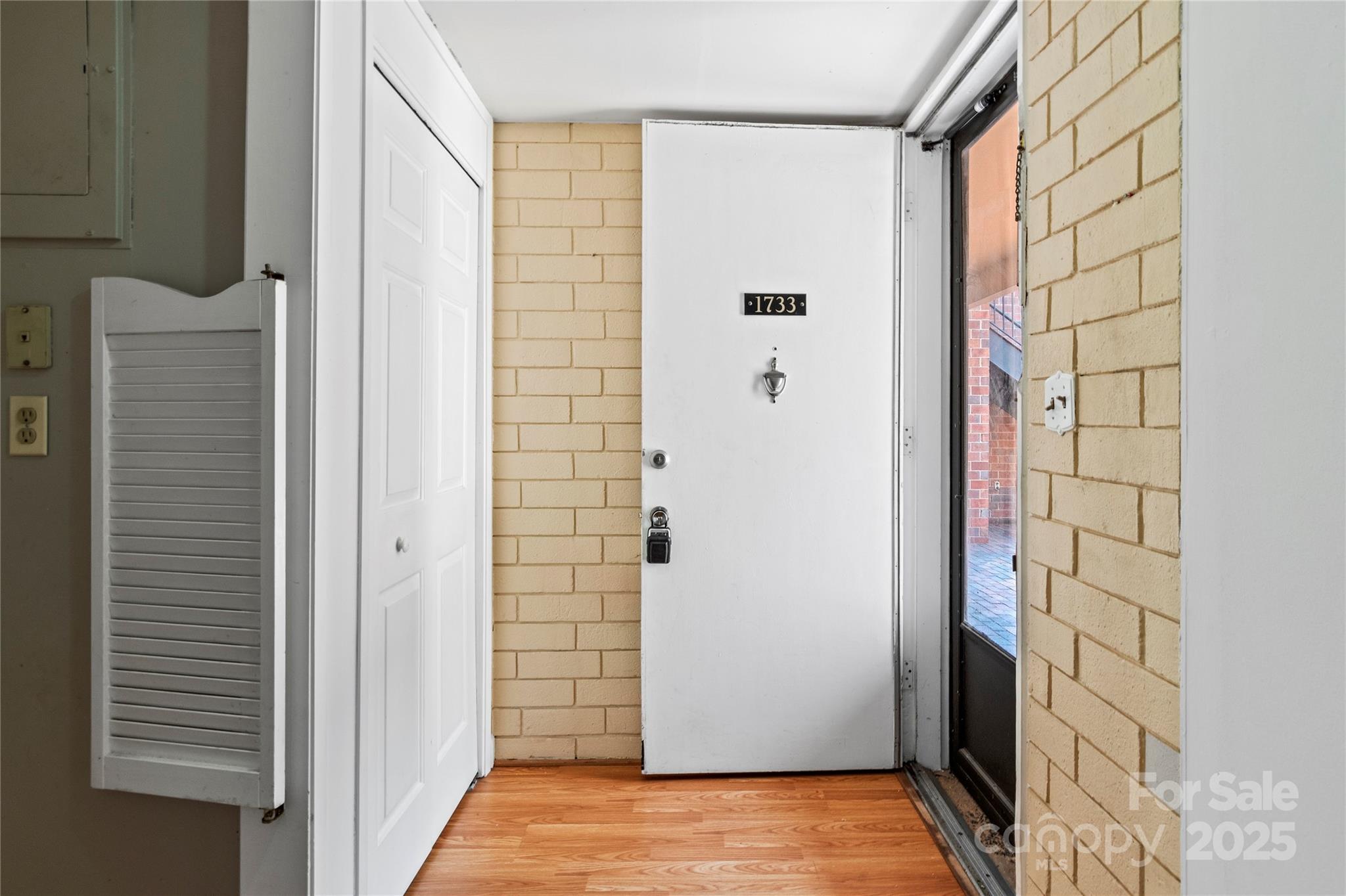1733 S Hawthorne Road Property Photo 1