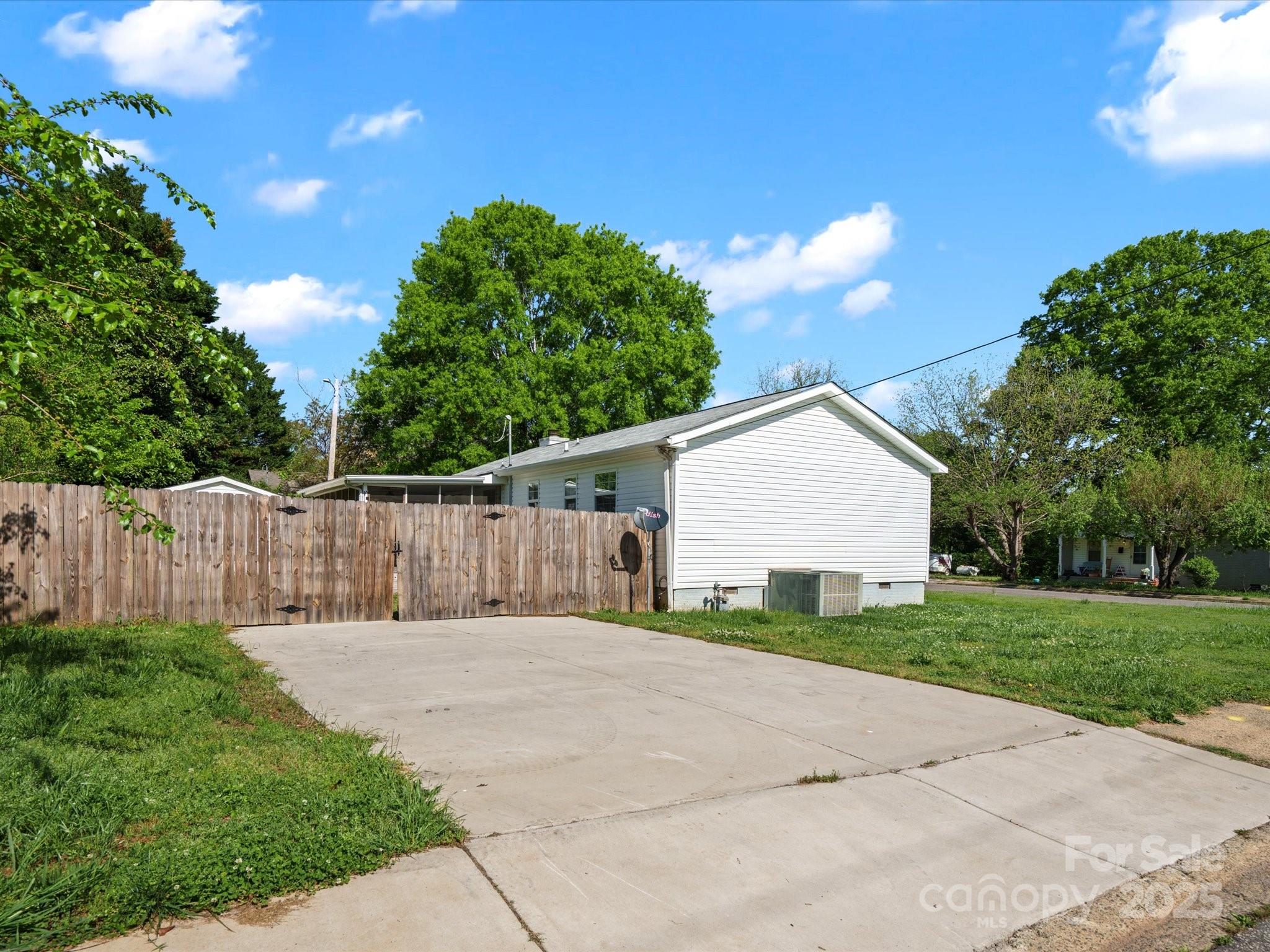 620 Third Street Property Photo 3