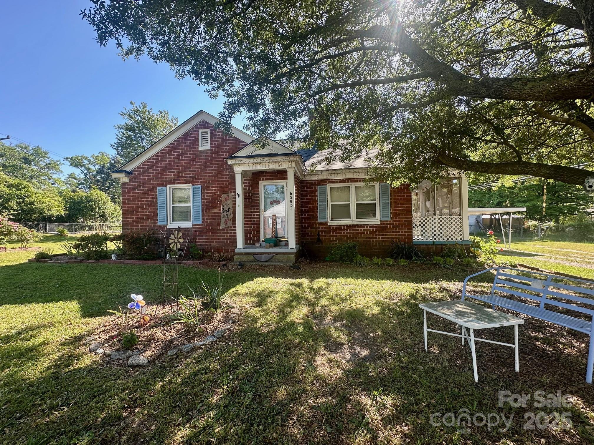 6585 White Street Property Photo