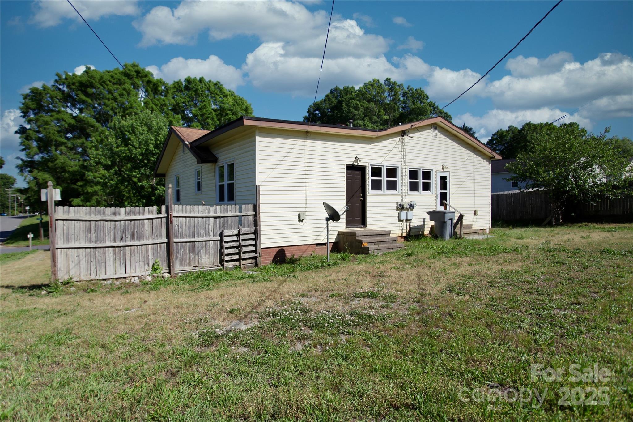 5304 Eaton Circle Property Photo 2