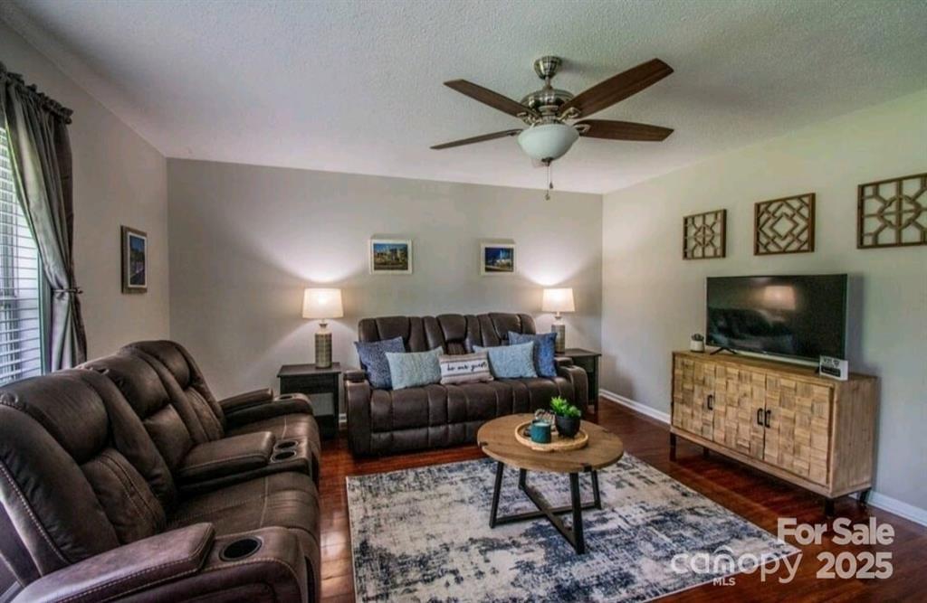 2551 Glenwood Street Property Photo 2