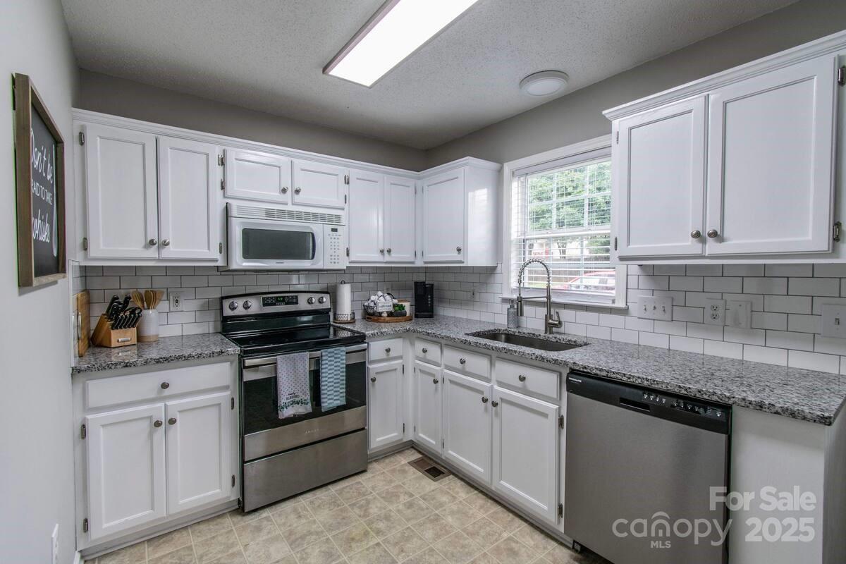 2551 Glenwood Street Property Photo 3