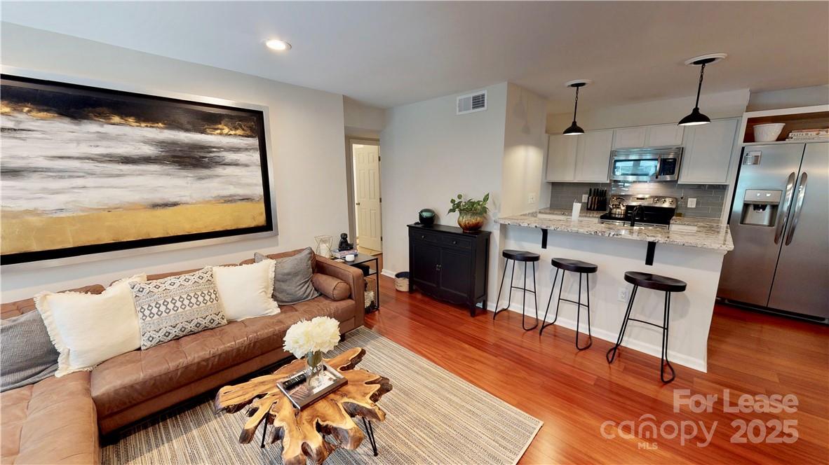 415 W 8th Street D Property Photo