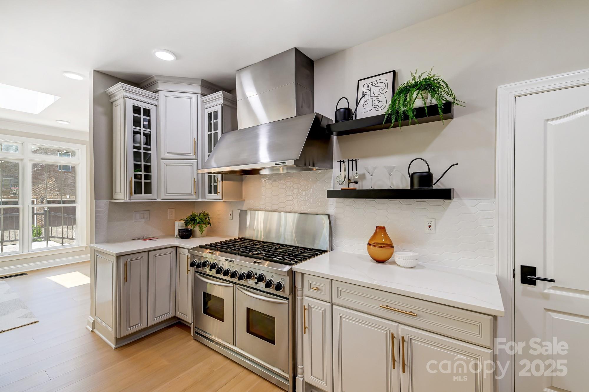 8707 Fairview Road Property Photo 14