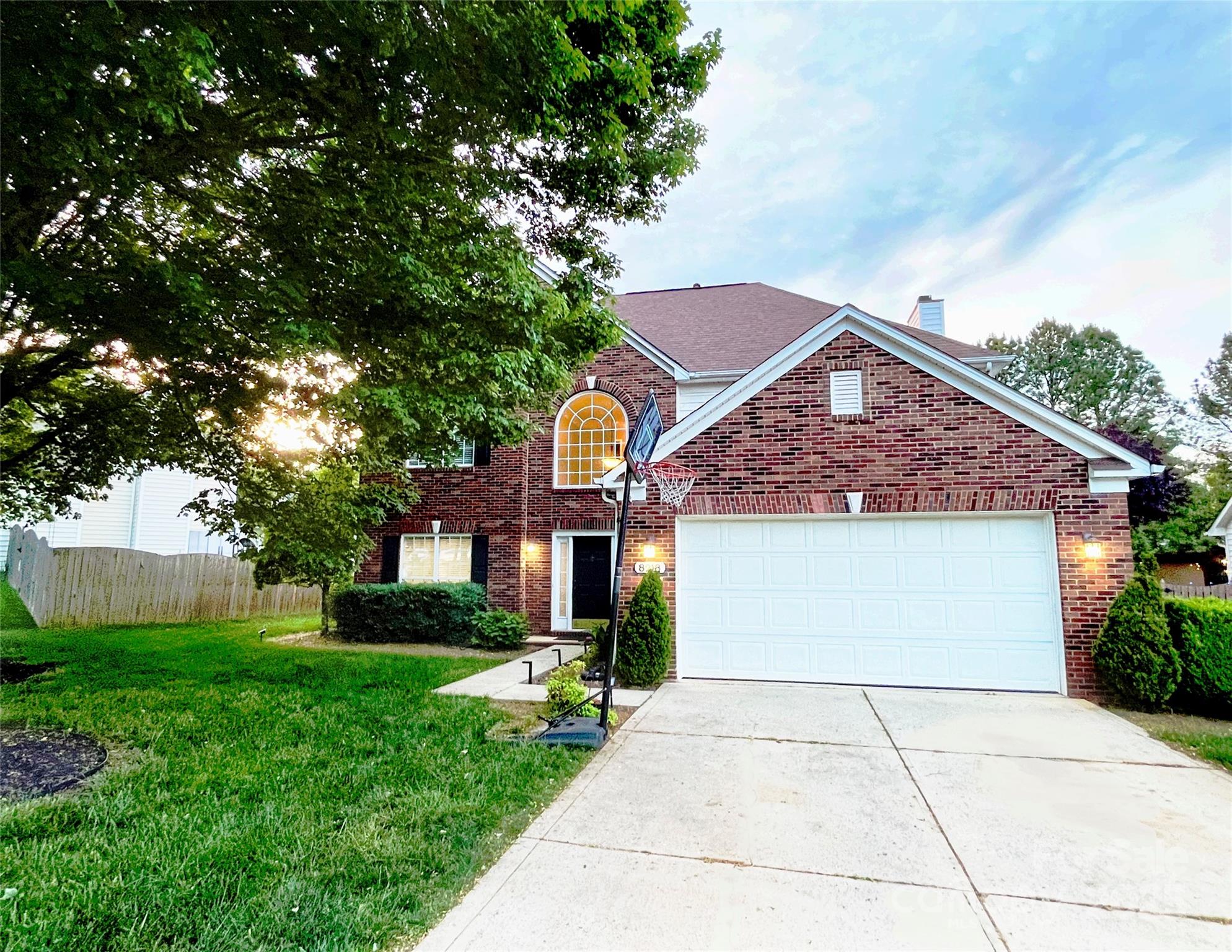 8218 Lynnewood Glen Drive Property Photo 1