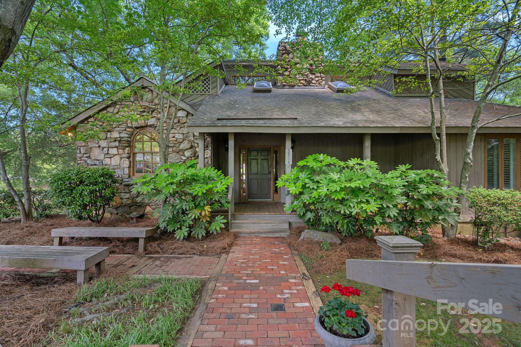 5915 Mammoth Road Property Photo