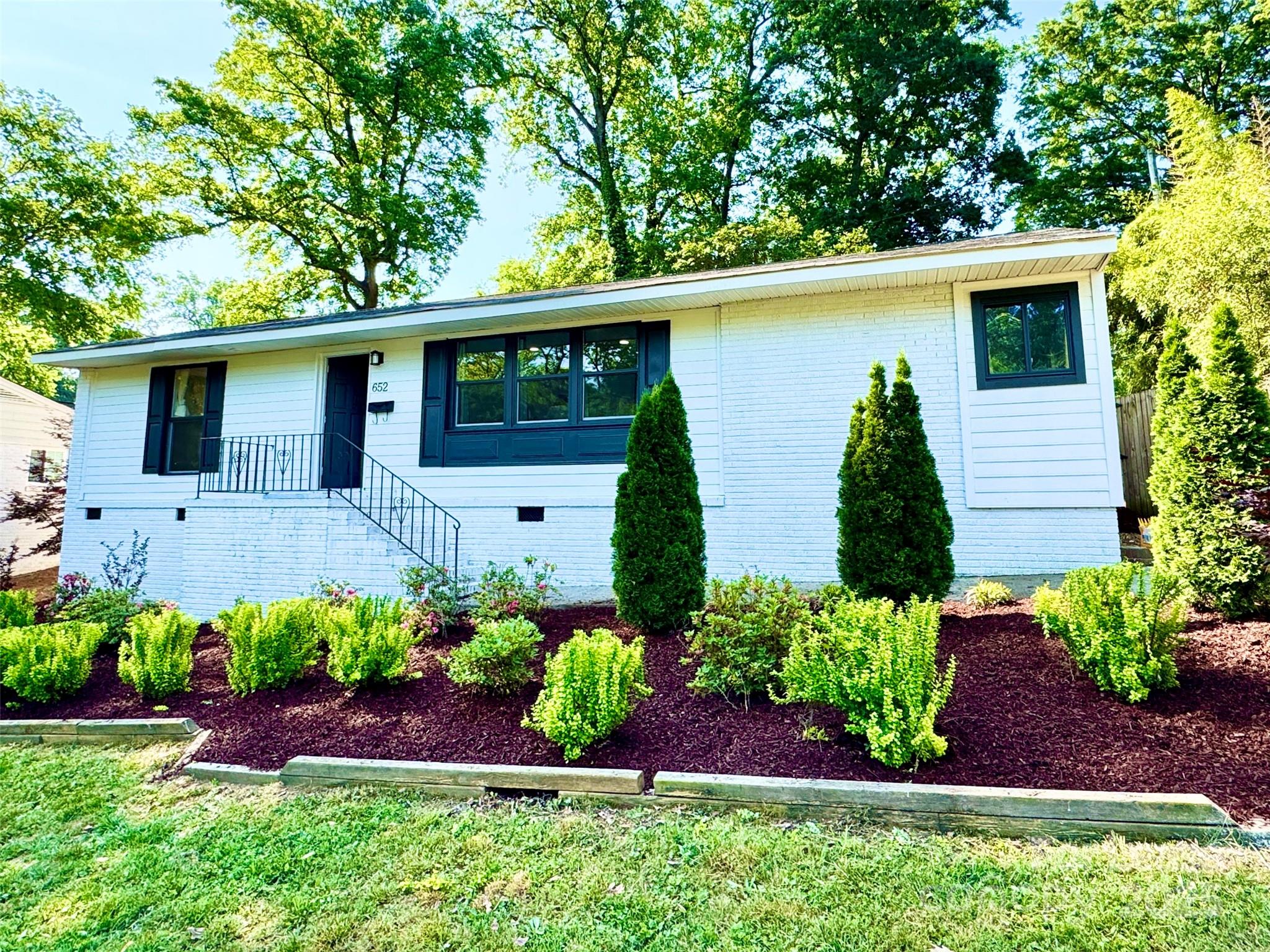 652 Manhasset Road Property Photo
