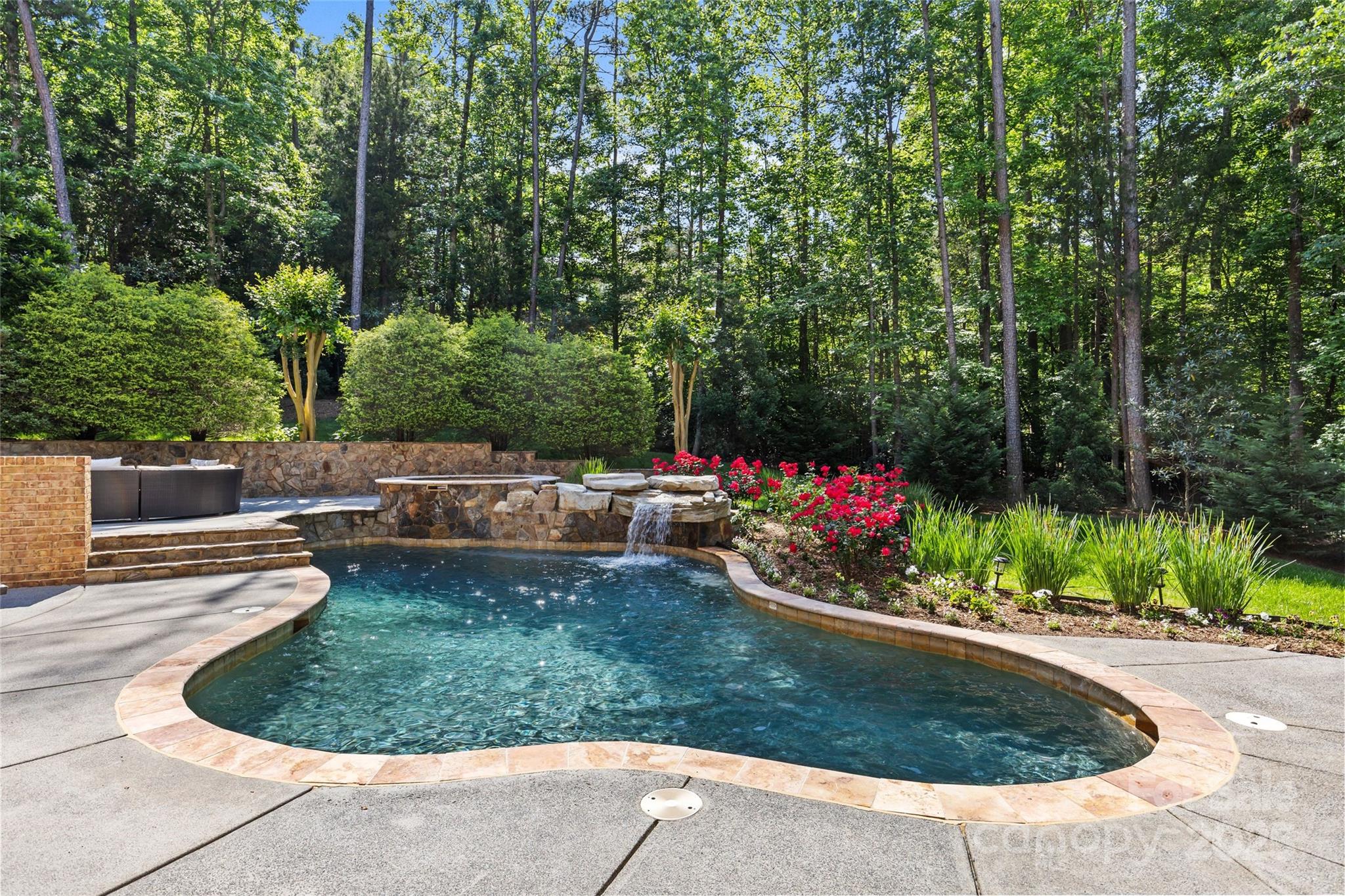 1009 Seminole Drive Property Photo 1