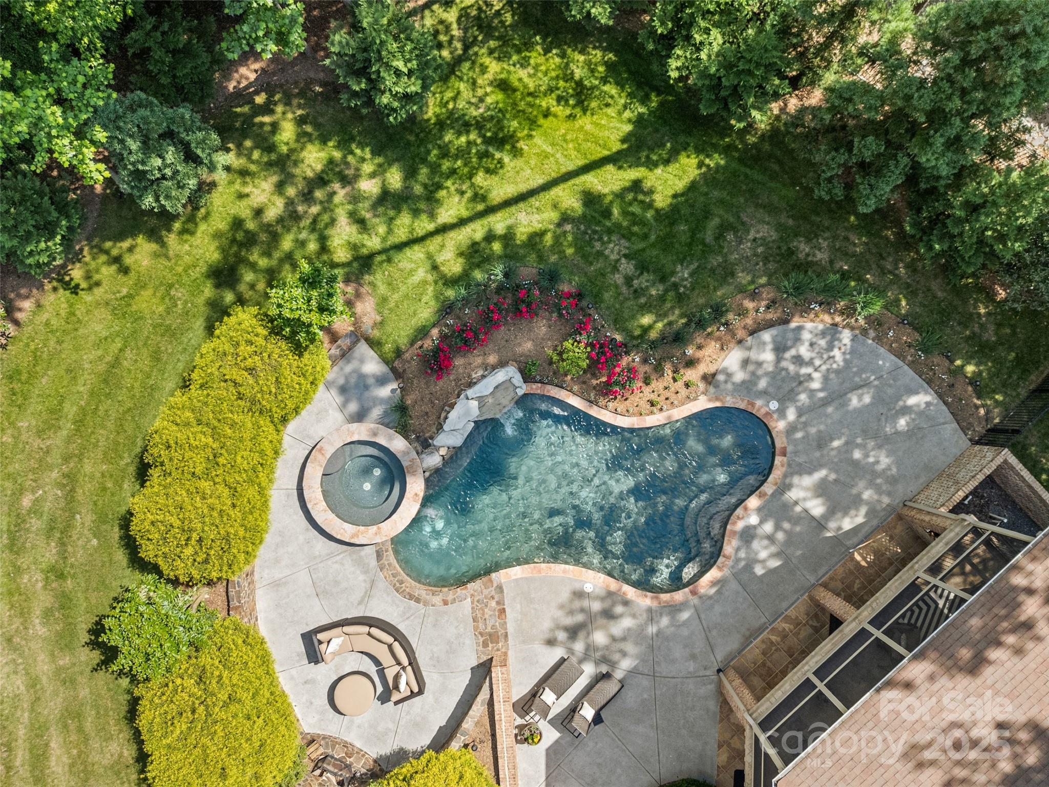 1009 Seminole Drive Property Photo 2