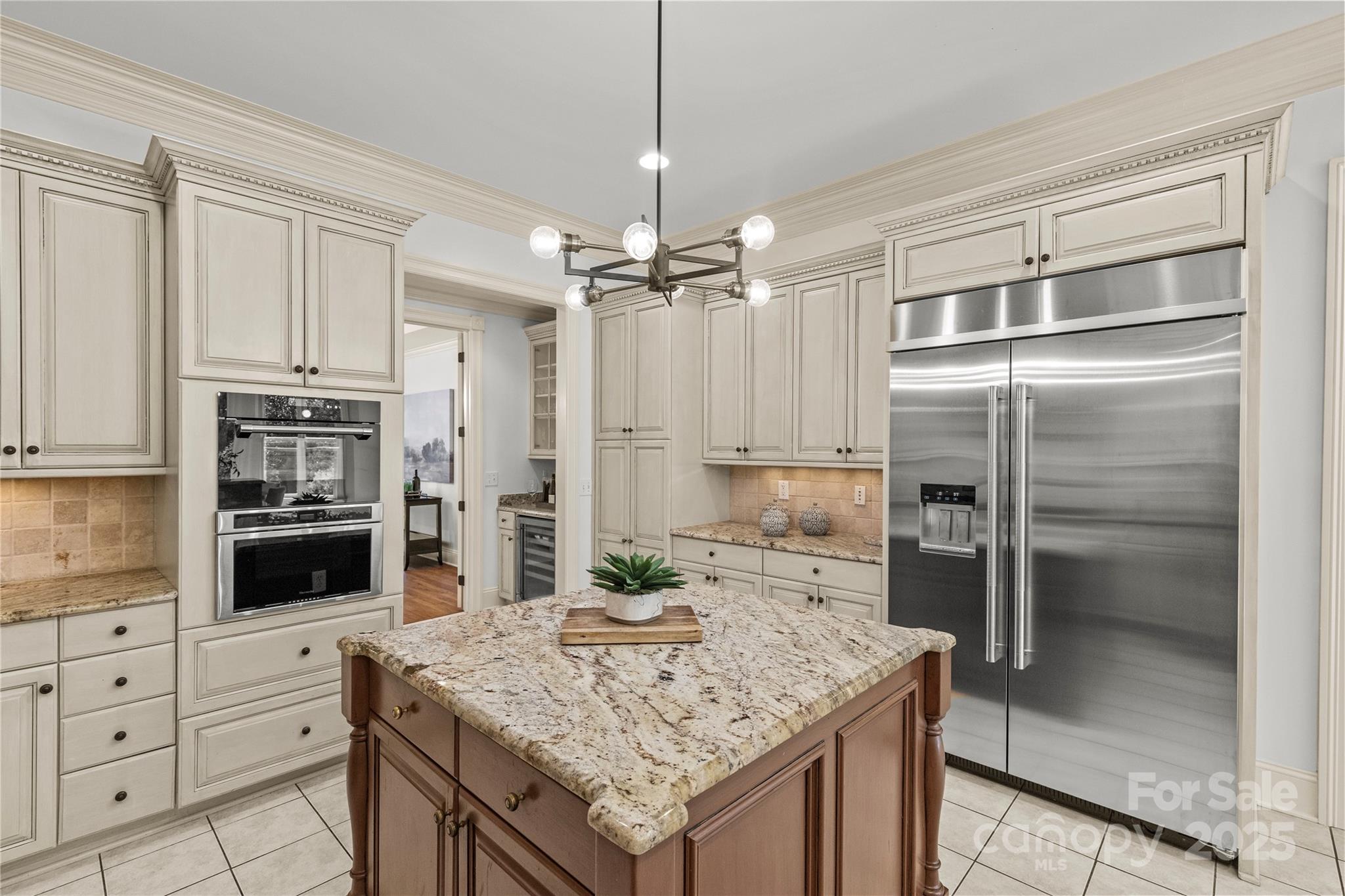 1009 Seminole Drive Property Photo 9