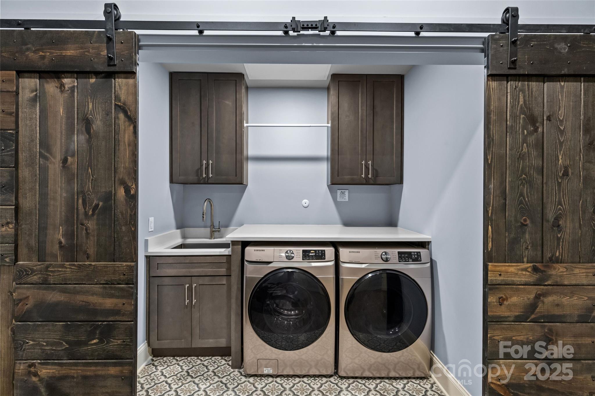 1009 Seminole Drive Property Photo 28