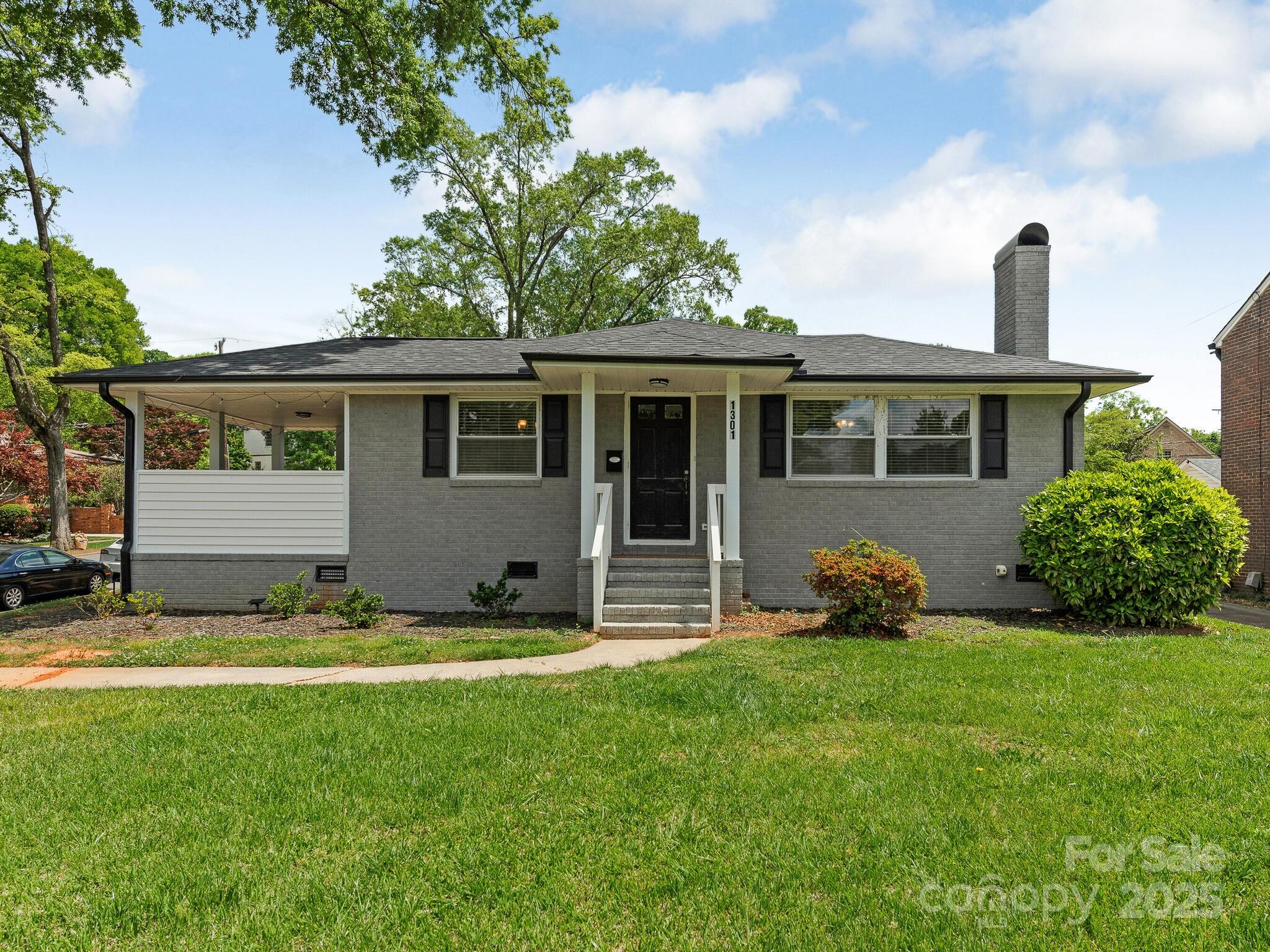 1301 S Kings Drive Property Photo