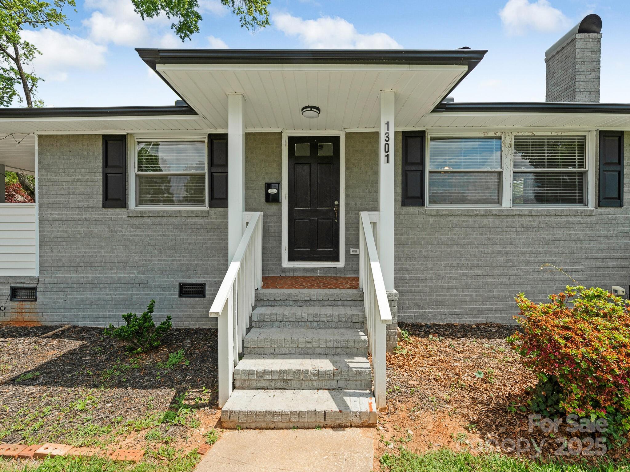 1301 S Kings Drive Property Photo 2