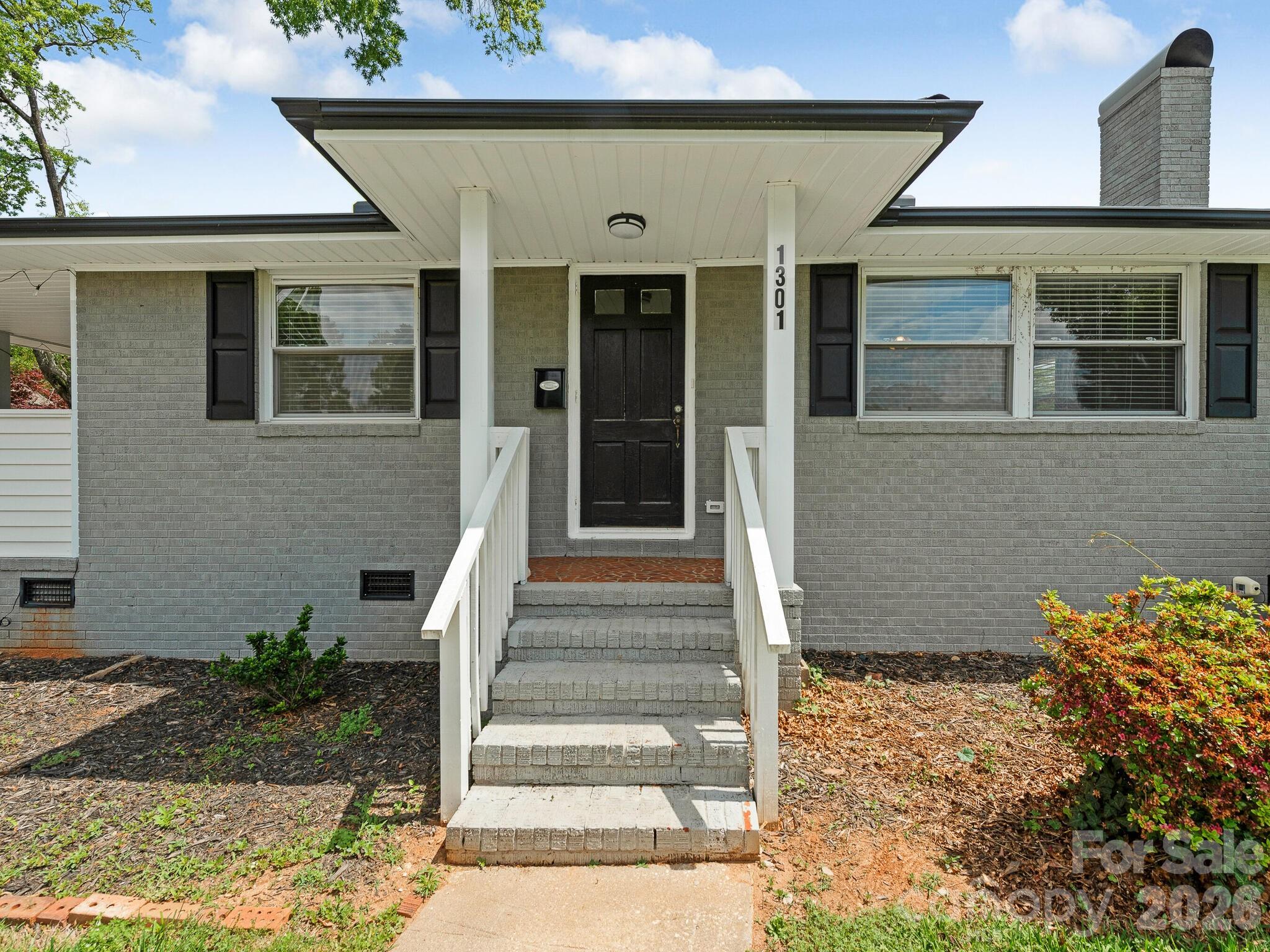 1301 S Kings Drive Property Photo 2