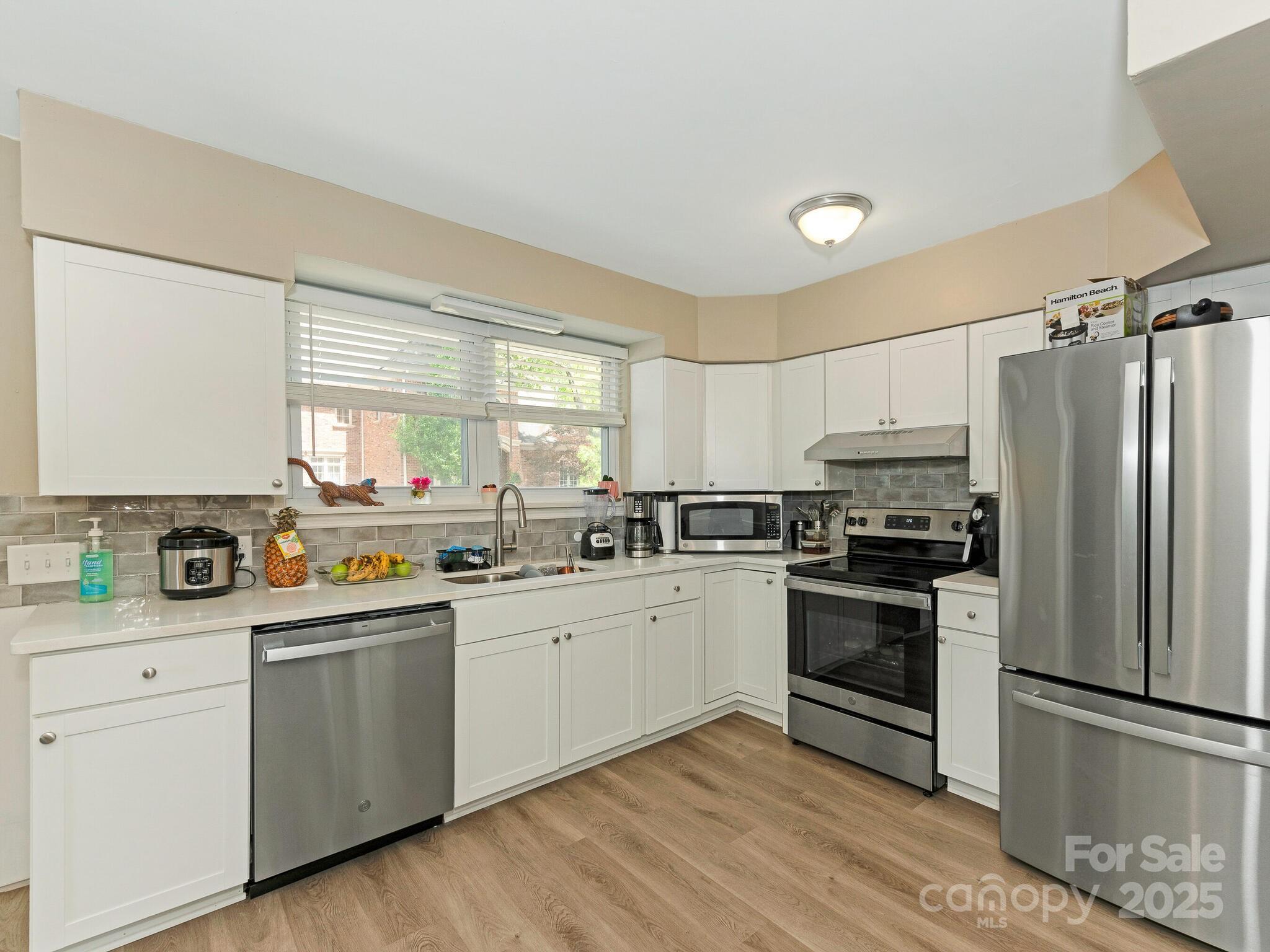 1301 S Kings Drive Property Photo 3