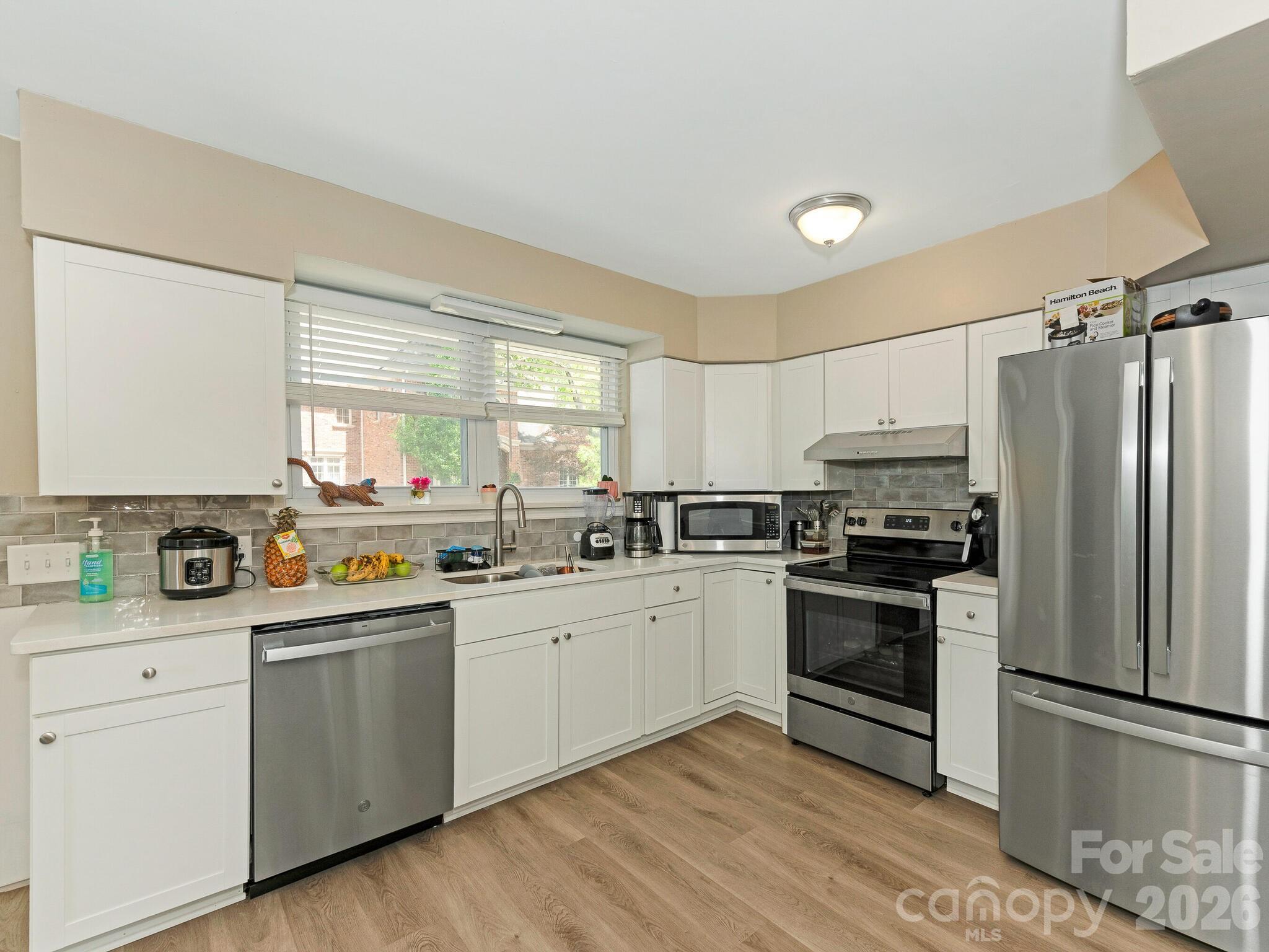 1301 S Kings Drive Property Photo 3