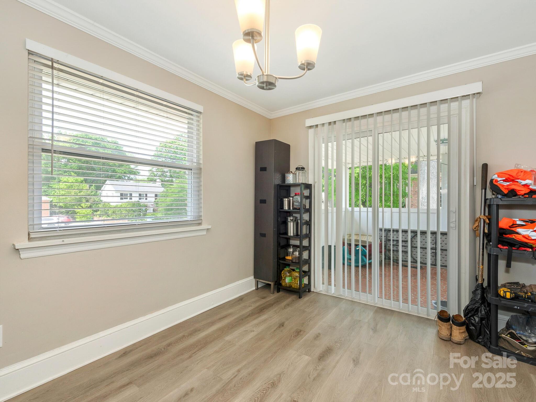 1301 S Kings Drive Property Photo 6